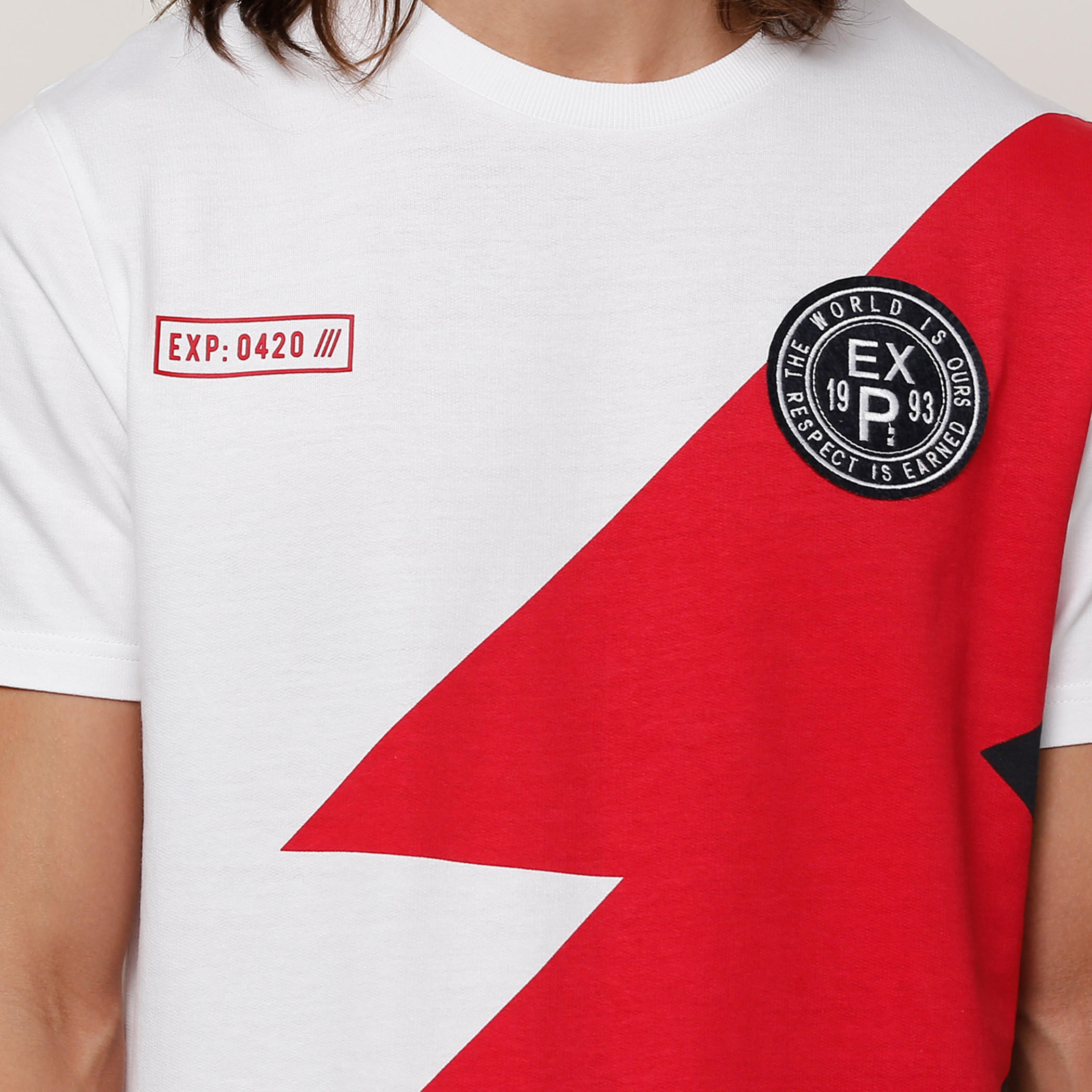 تيشيرت بأكمام قصيرة وياقة ضيقة وزخرفة-men-clothing-tshirtsandpolos-tshirts-image-4