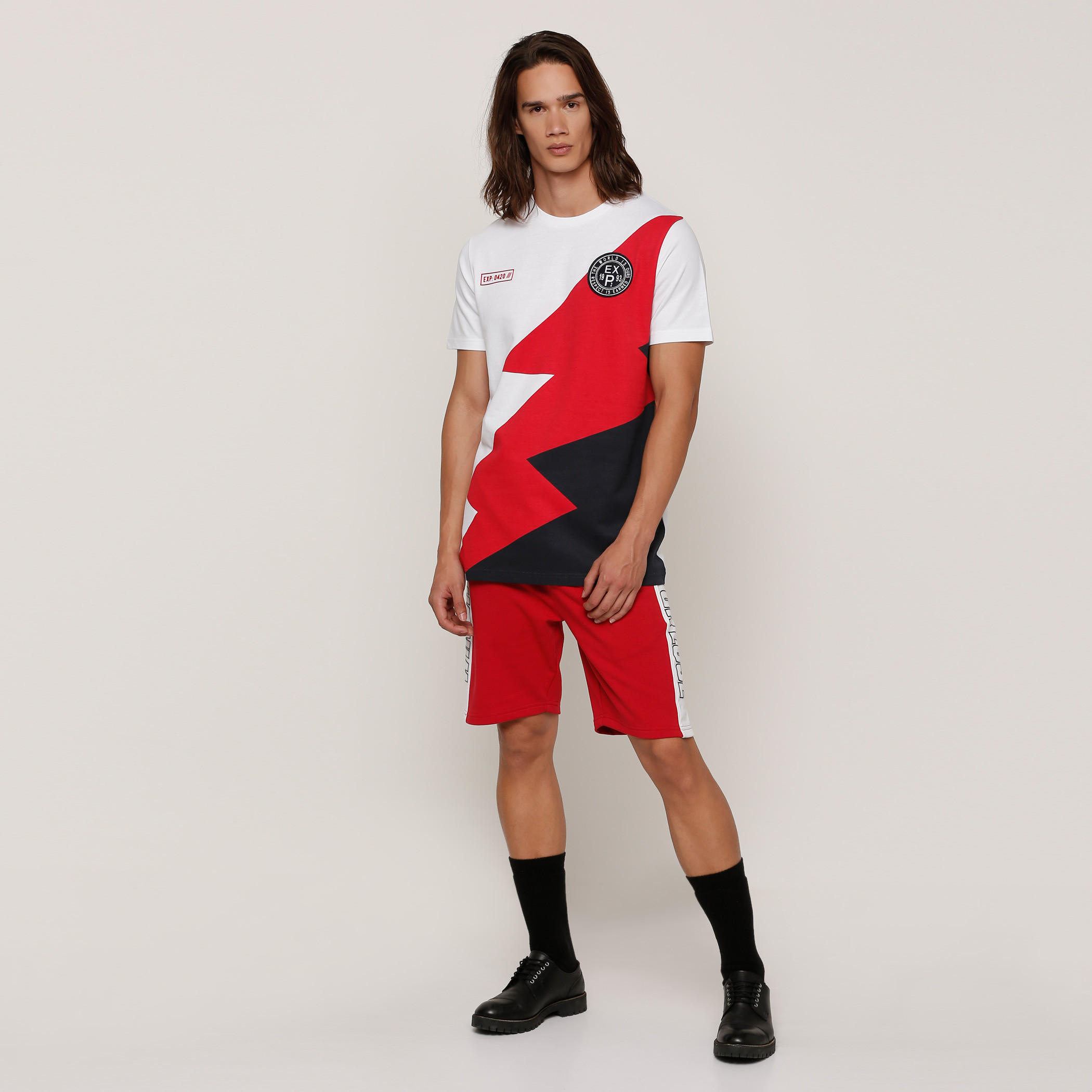 تيشيرت بأكمام قصيرة وياقة ضيقة وزخرفة-men-clothing-tshirtsandpolos-tshirts-image-5