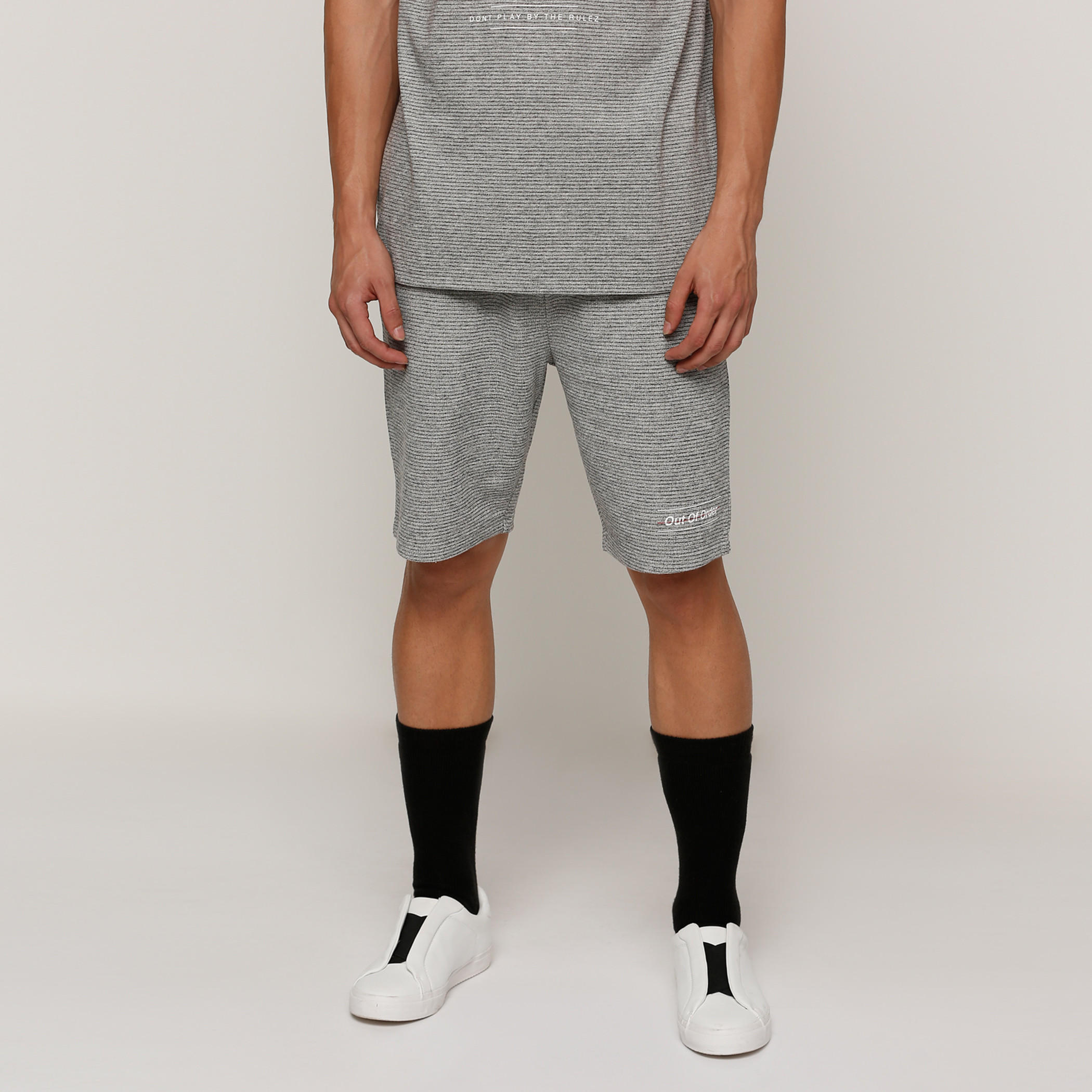 شورت بارز الملمس بخصر مطاطي-men-clothing-bottoms-shorts-image-1