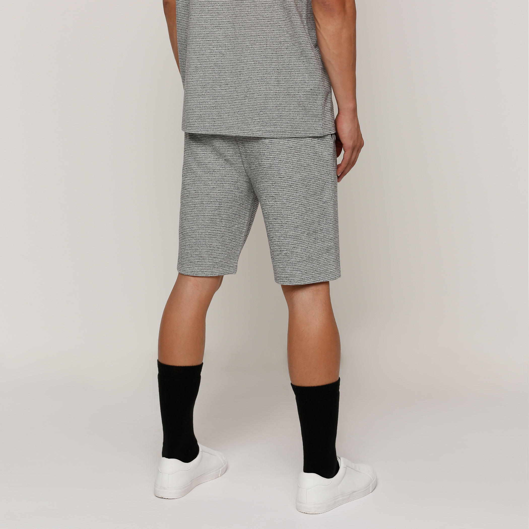 شورت بارز الملمس بخصر مطاطي-men-clothing-bottoms-shorts-image-2