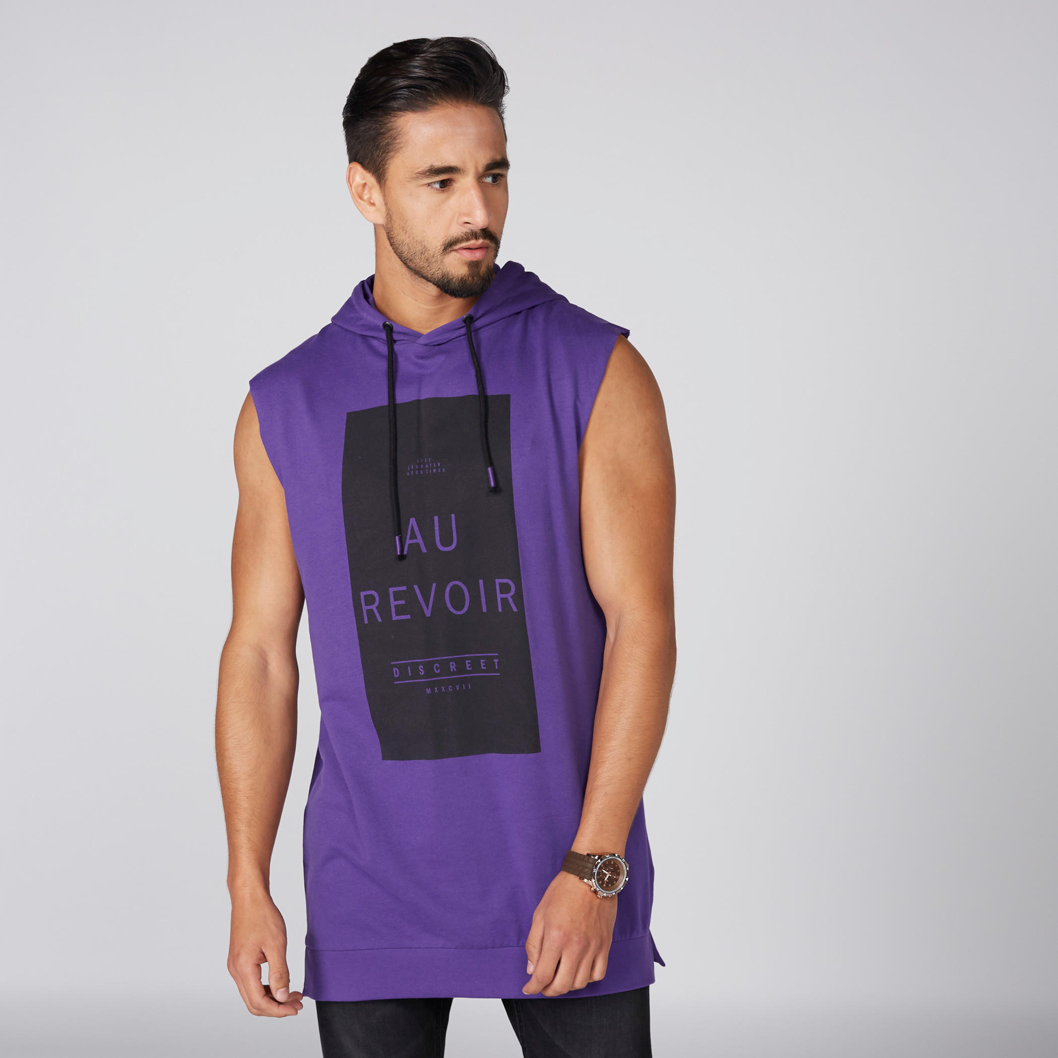 تيشيرت طويل دون أكمام بطبعات وقبّعة-men-clothing-tshirtsandpolos-tshirts-image-1
