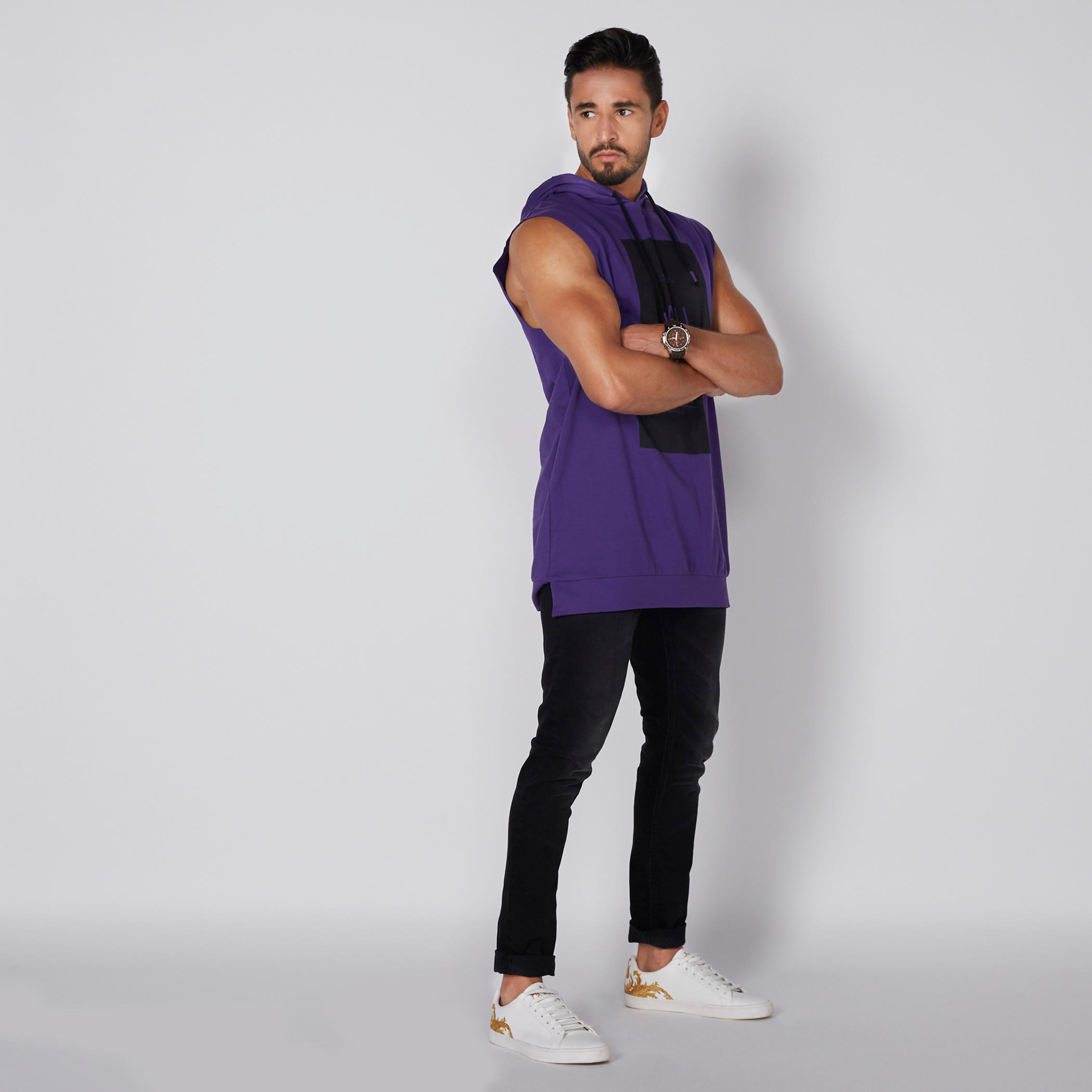 تيشيرت طويل دون أكمام بطبعات وقبّعة-men-clothing-tshirtsandpolos-tshirts-image-2
