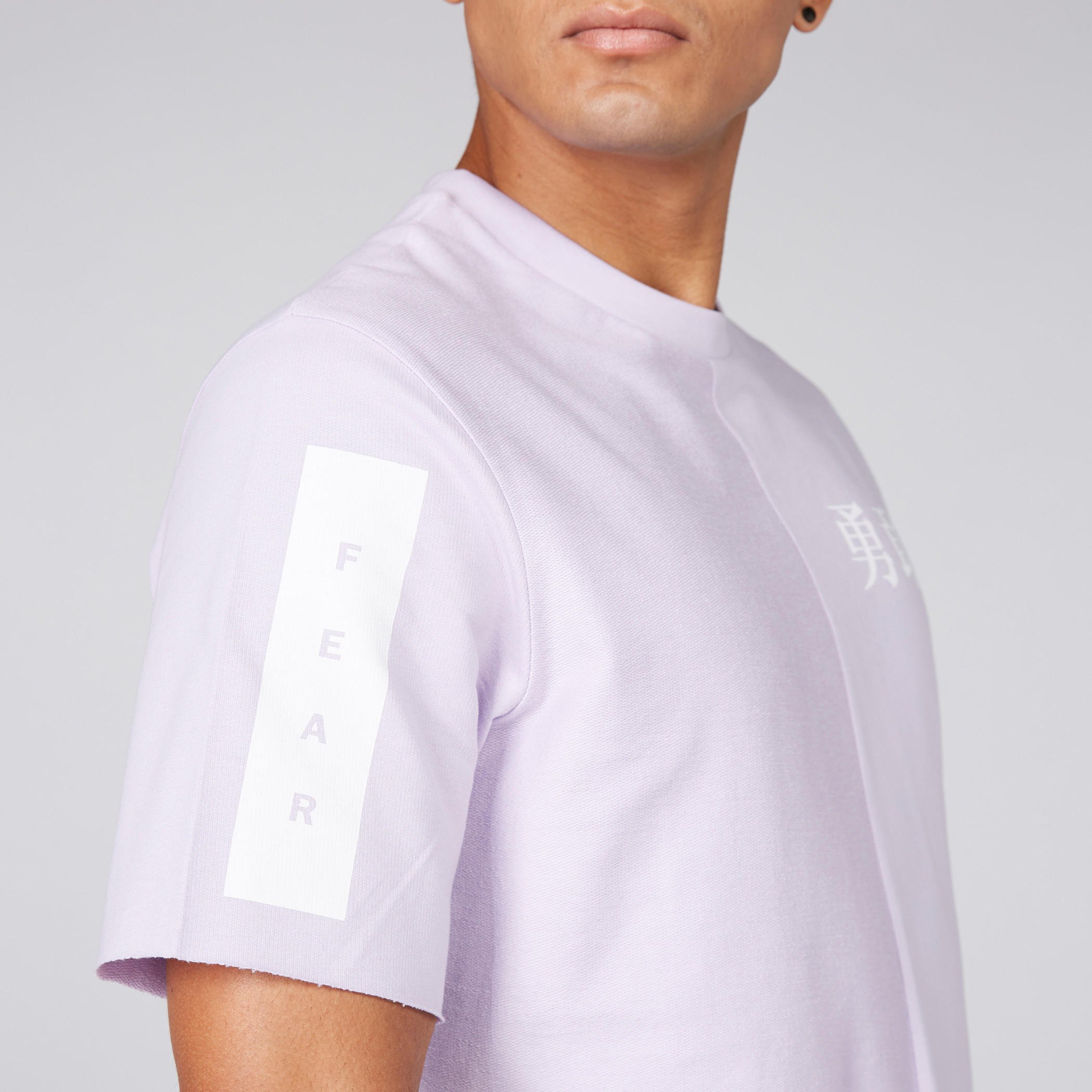 تيشيرت بياقة ضيّقة وأكمام قصيرة وطبعات-men-clothing-tshirtsandpolos-tshirts-image-2