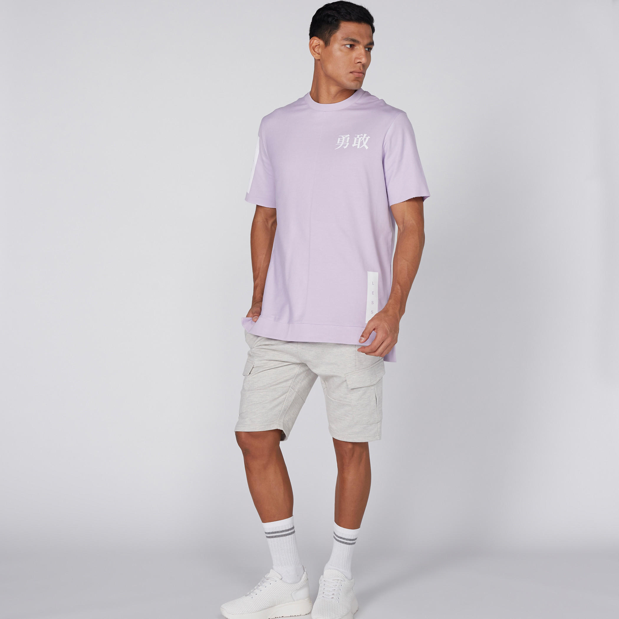 تيشيرت بياقة ضيّقة وأكمام قصيرة وطبعات-men-clothing-tshirtsandpolos-tshirts-image-4