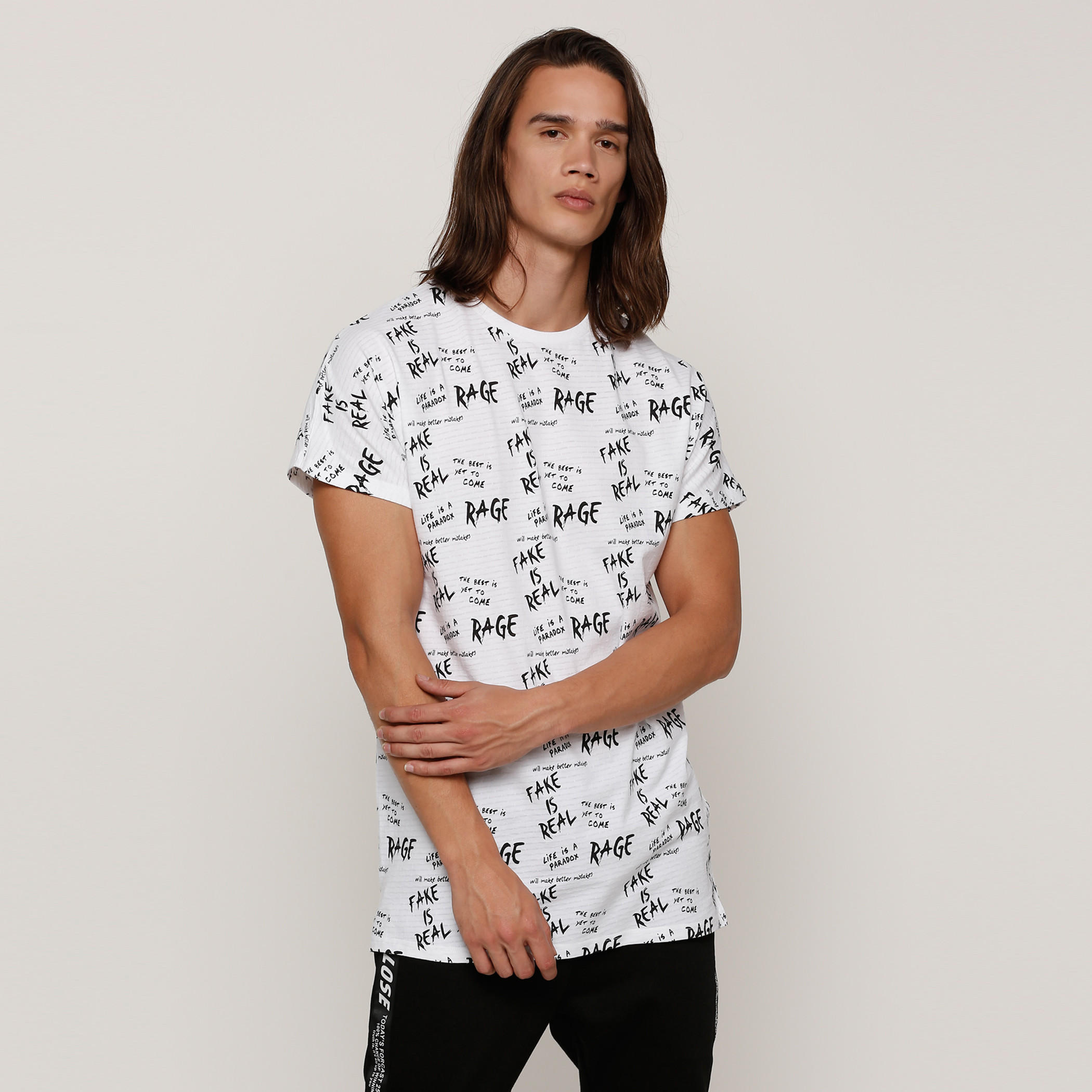 تيشيرت بأكمام قصيرة وياقة ضيقة وطبعات-men-clothing-tshirtsandpolos-tshirts-image-1