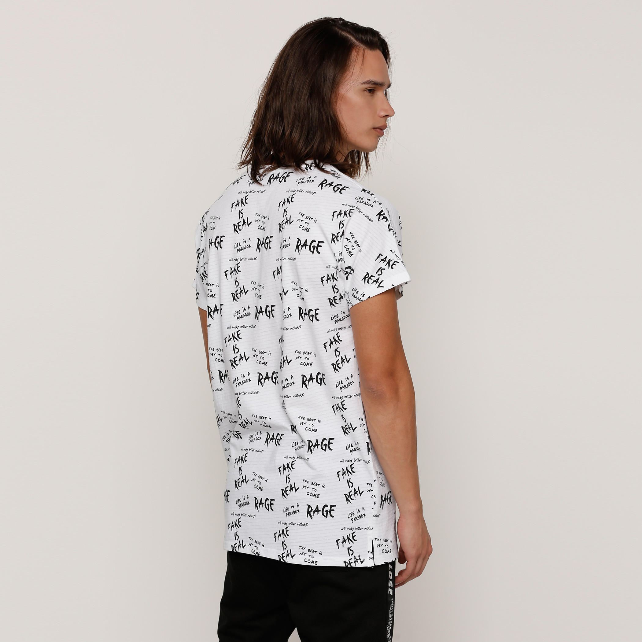 تيشيرت بأكمام قصيرة وياقة ضيقة وطبعات-men-clothing-tshirtsandpolos-tshirts-image-2