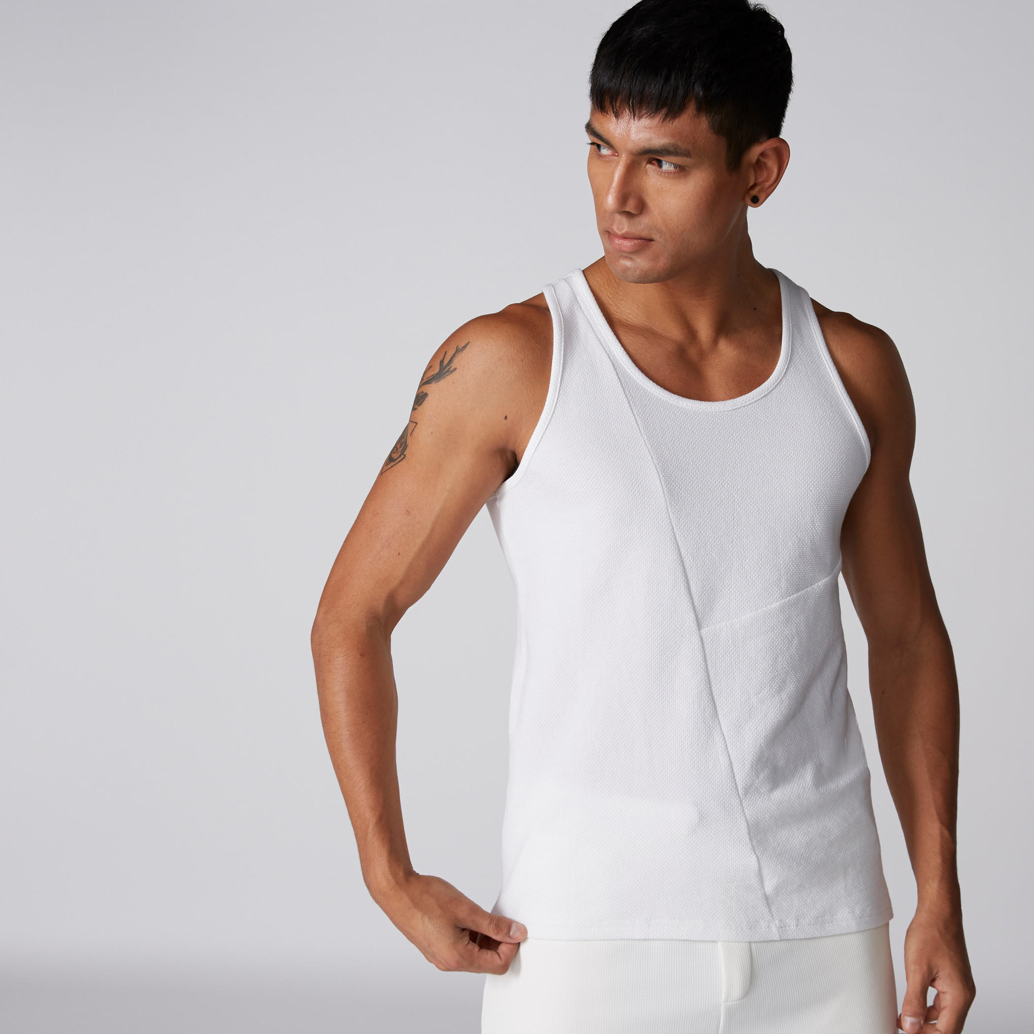 سترة فيست بارزة الملمس دون أكمام بياقة عميقة-men-clothing-tshirtsandpolos-vests-image-1