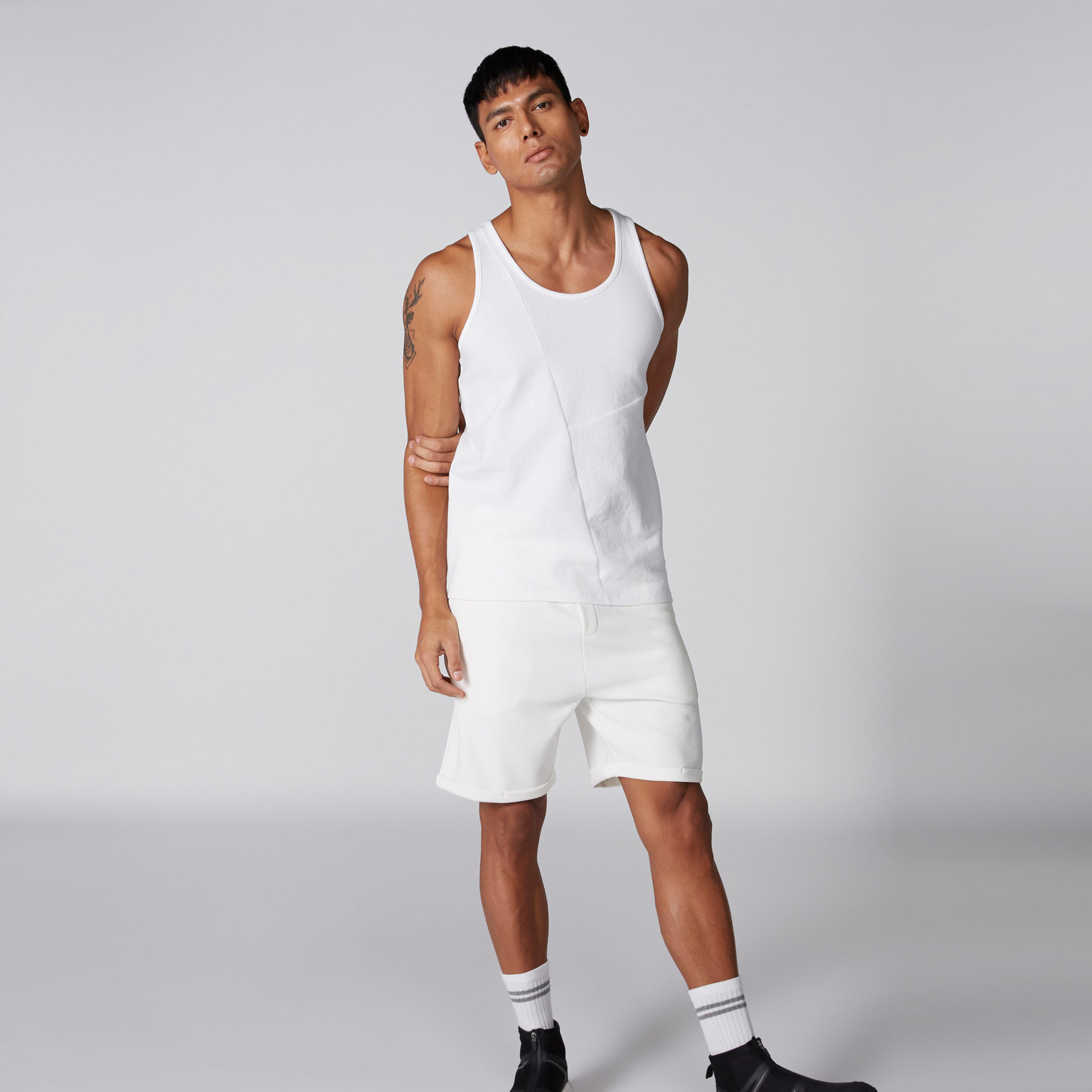 سترة فيست بارزة الملمس دون أكمام بياقة عميقة-men-clothing-tshirtsandpolos-vests-image-4
