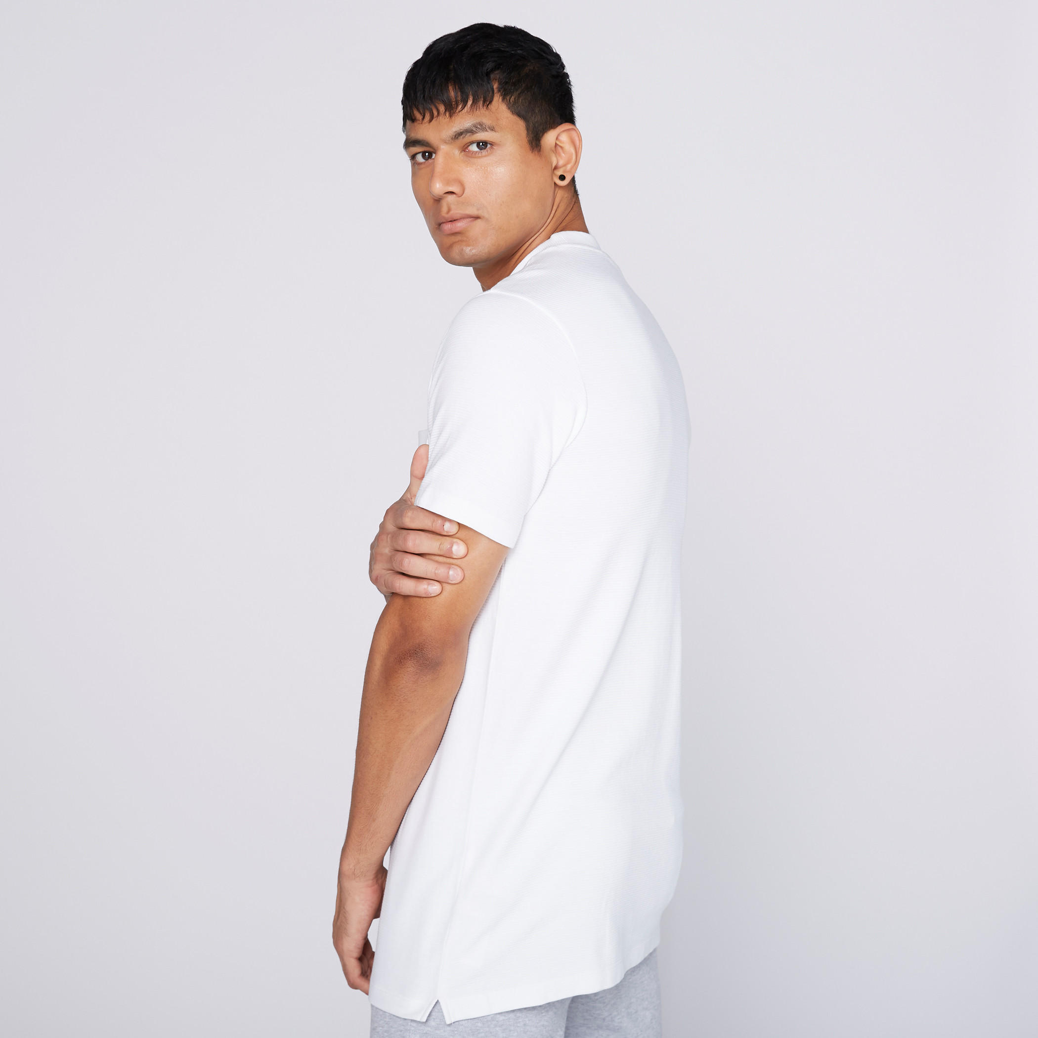 تيشيرت بياقة مستديرة وأكمام قصيرة-men-clothing-tshirtsandpolos-tshirts-image-2