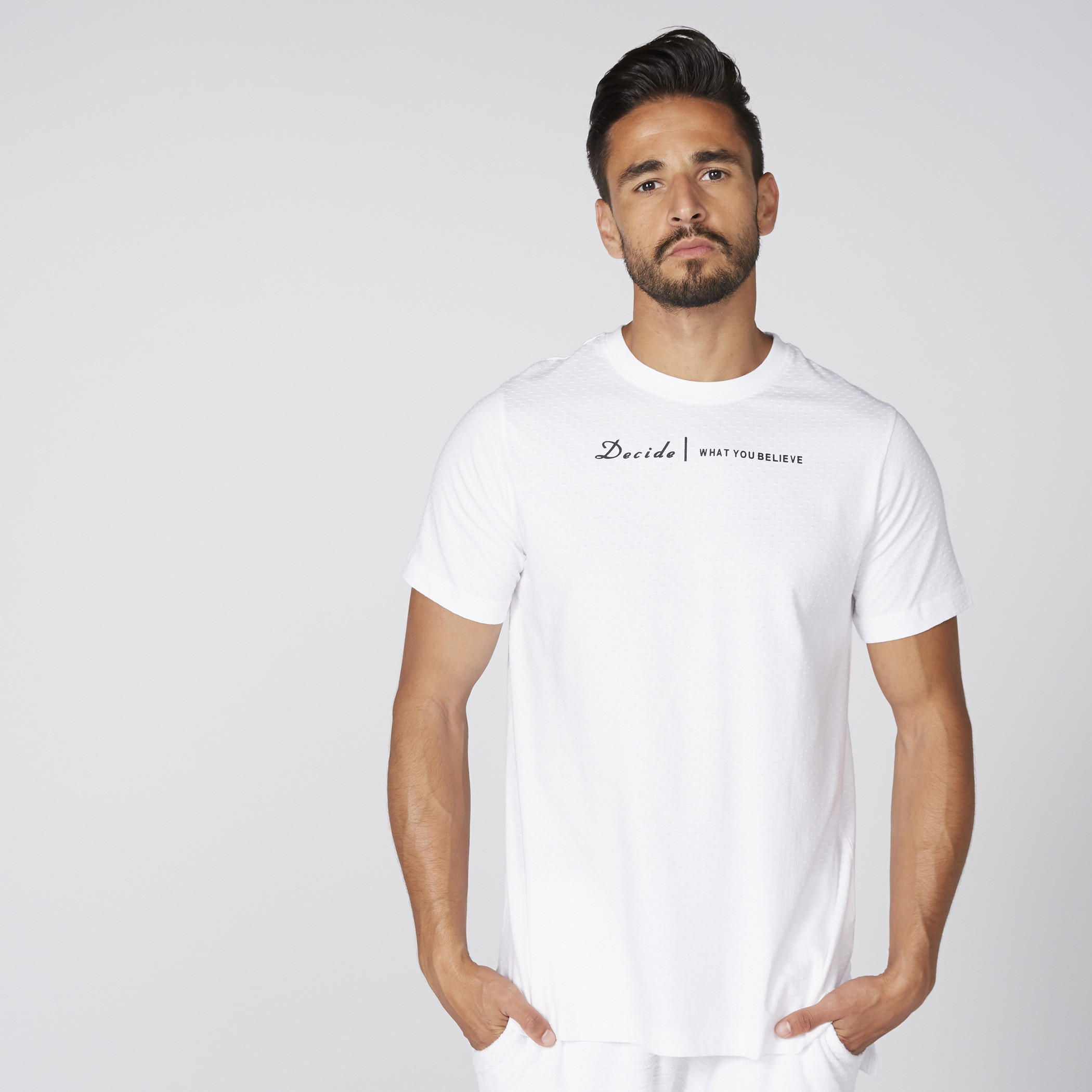 تيشيرت بياقة مستديرة وأكمام قصيرة وحوّاف غير مستوية وطبعات-men-clothing-tshirtsandpolos-tshirts-image-1