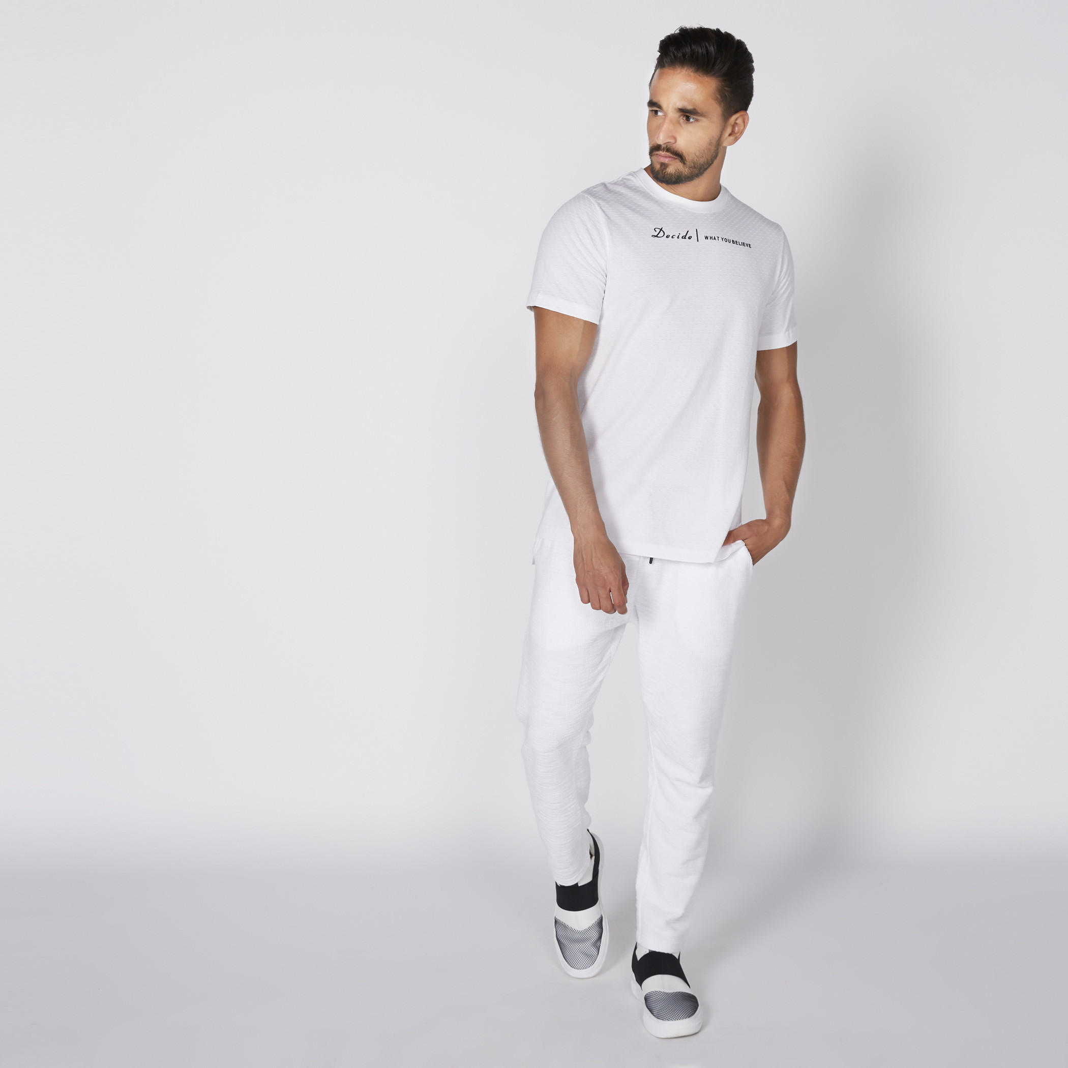 تيشيرت بياقة مستديرة وأكمام قصيرة وحوّاف غير مستوية وطبعات-men-clothing-tshirtsandpolos-tshirts-image-2