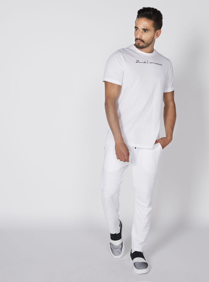 تيشيرت بياقة مستديرة وأكمام قصيرة وحوّاف غير مستوية وطبعات-men-clothing-tshirtsandpolos-tshirts-image-2