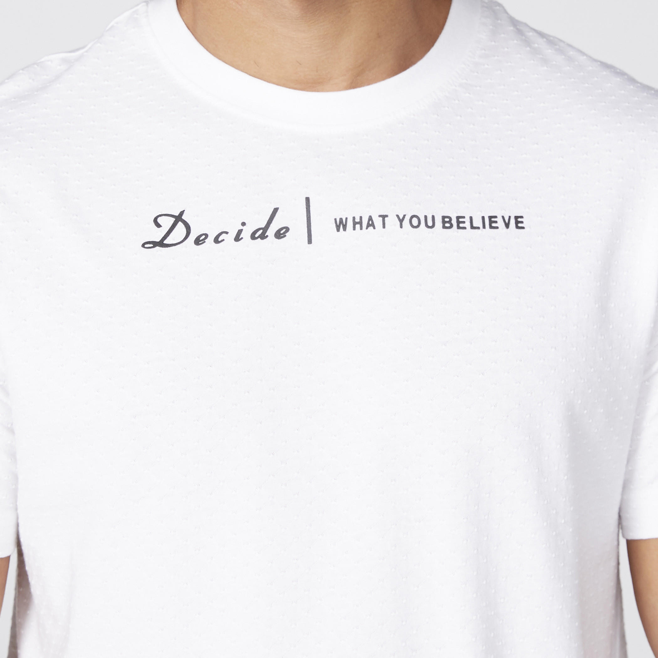 تيشيرت بياقة مستديرة وأكمام قصيرة وحوّاف غير مستوية وطبعات-men-clothing-tshirtsandpolos-tshirts-image-3