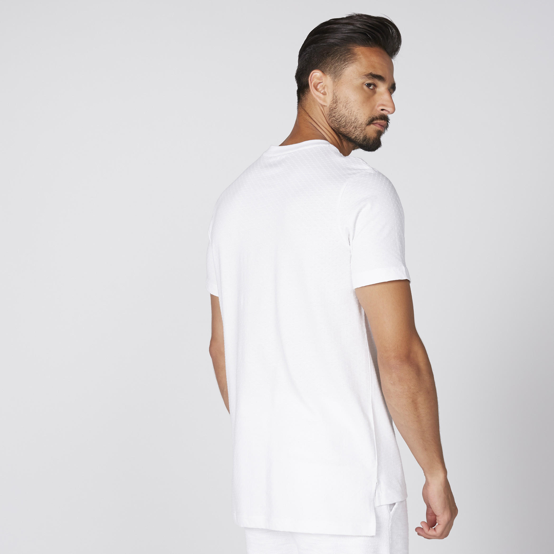 تيشيرت بياقة مستديرة وأكمام قصيرة وحوّاف غير مستوية وطبعات-men-clothing-tshirtsandpolos-tshirts-image-4
