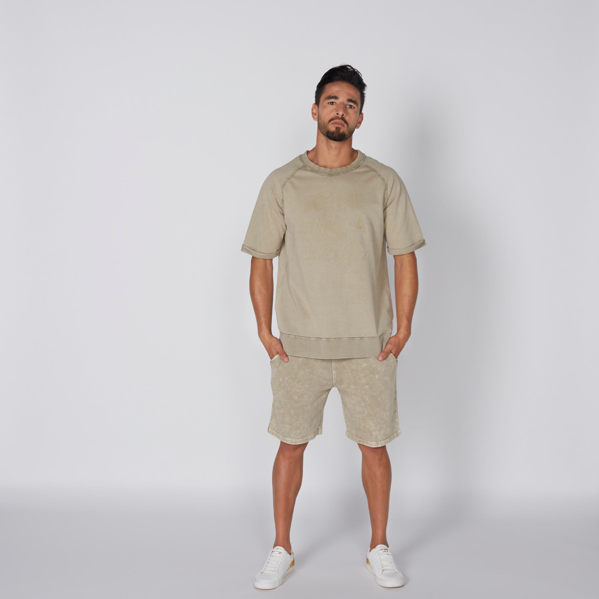 تيشيرت بياقة مستديرة ونقش مطبوع مع أكمام بلون مغاير-men-clothing-tshirtsandpolos-tshirts-image-1