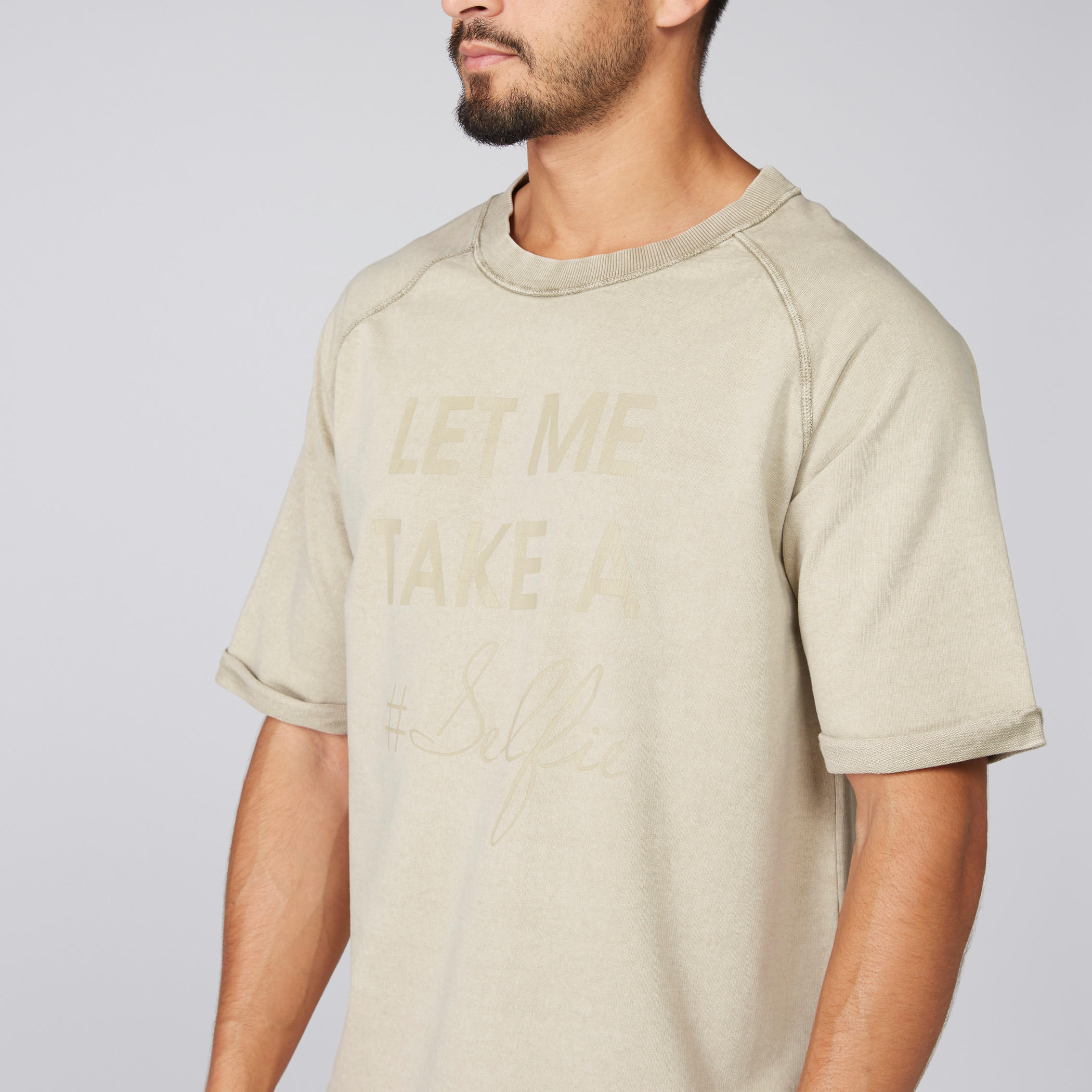 تيشيرت بياقة مستديرة ونقش مطبوع مع أكمام بلون مغاير-men-clothing-tshirtsandpolos-tshirts-image-2