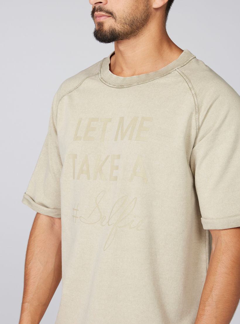 تيشيرت بياقة مستديرة ونقش مطبوع مع أكمام بلون مغاير-men-clothing-tshirtsandpolos-tshirts-image-2