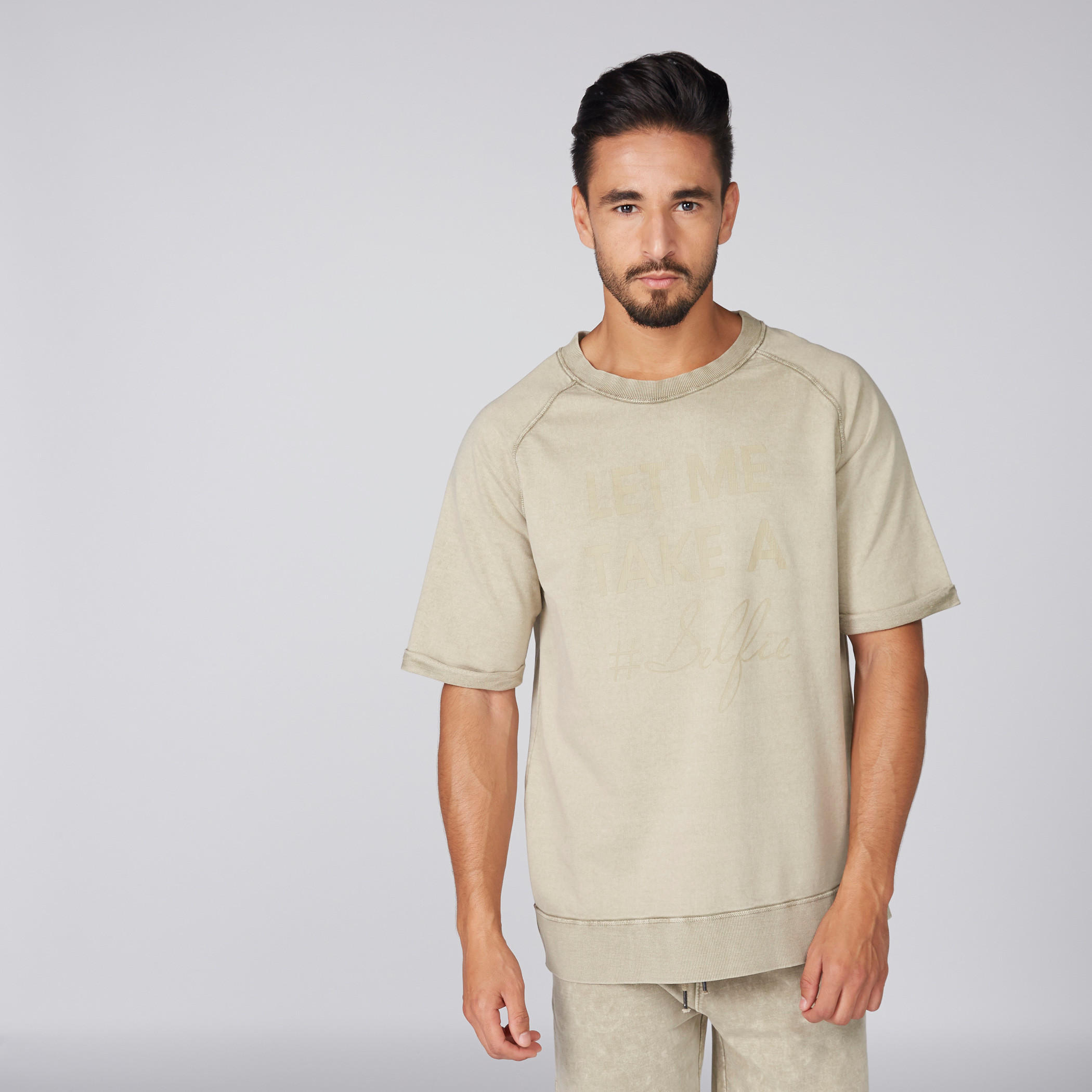 تيشيرت بياقة مستديرة ونقش مطبوع مع أكمام بلون مغاير-men-clothing-tshirtsandpolos-tshirts-image-3
