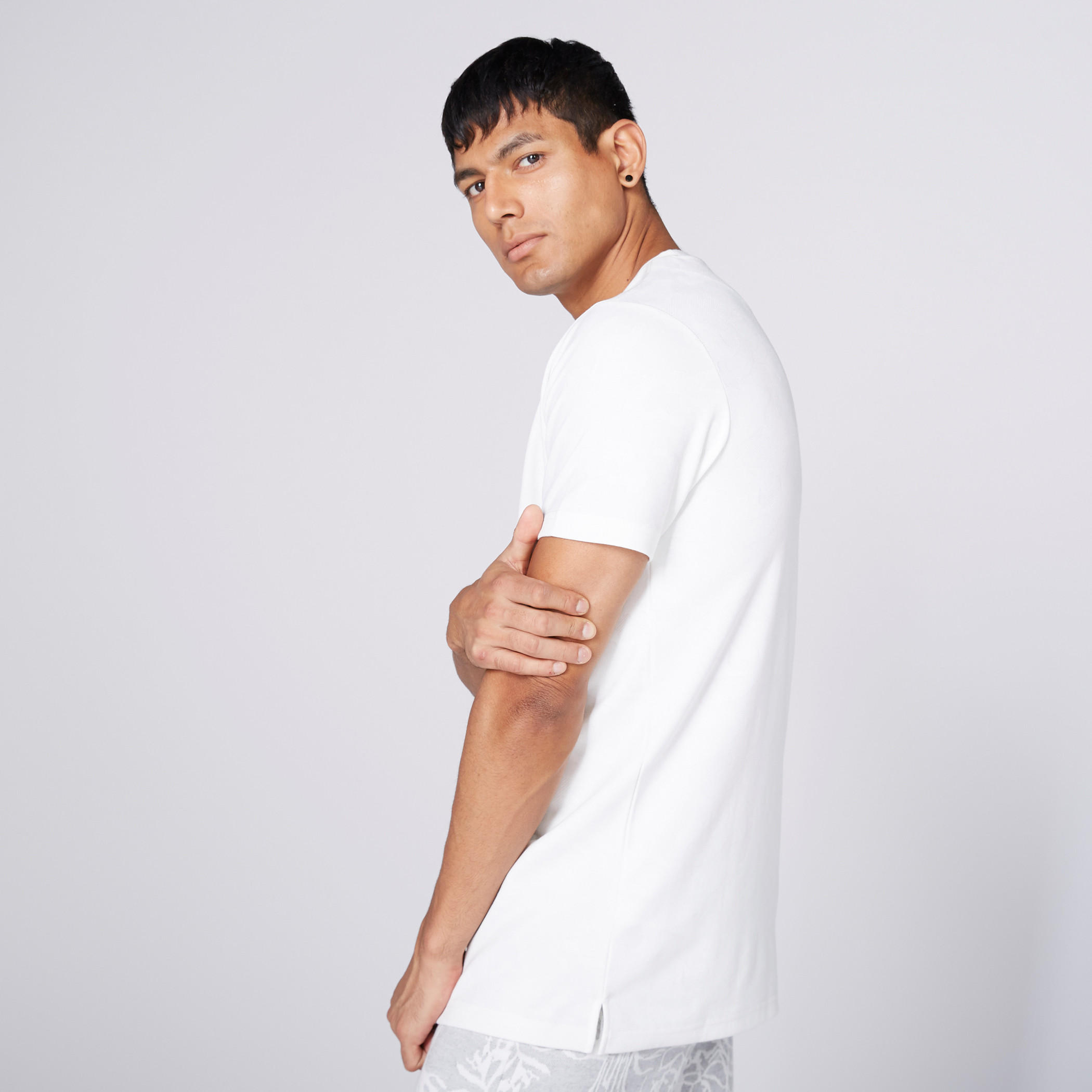 تيشيرت بياقة مستديرة وأكمام قصيرة-men-clothing-tshirtsandpolos-tshirts-image-2