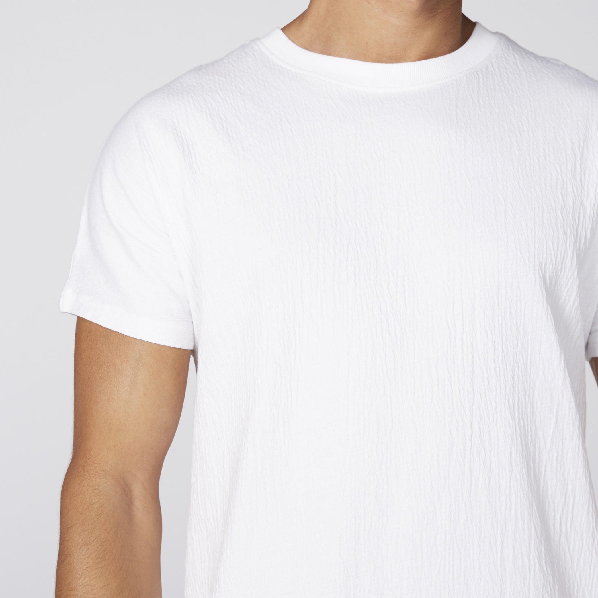تيشيرت بارز الملمس بياقة مستديرة وأكمام قصيرة-men-clothing-tshirtsandpolos-tshirts-image-3