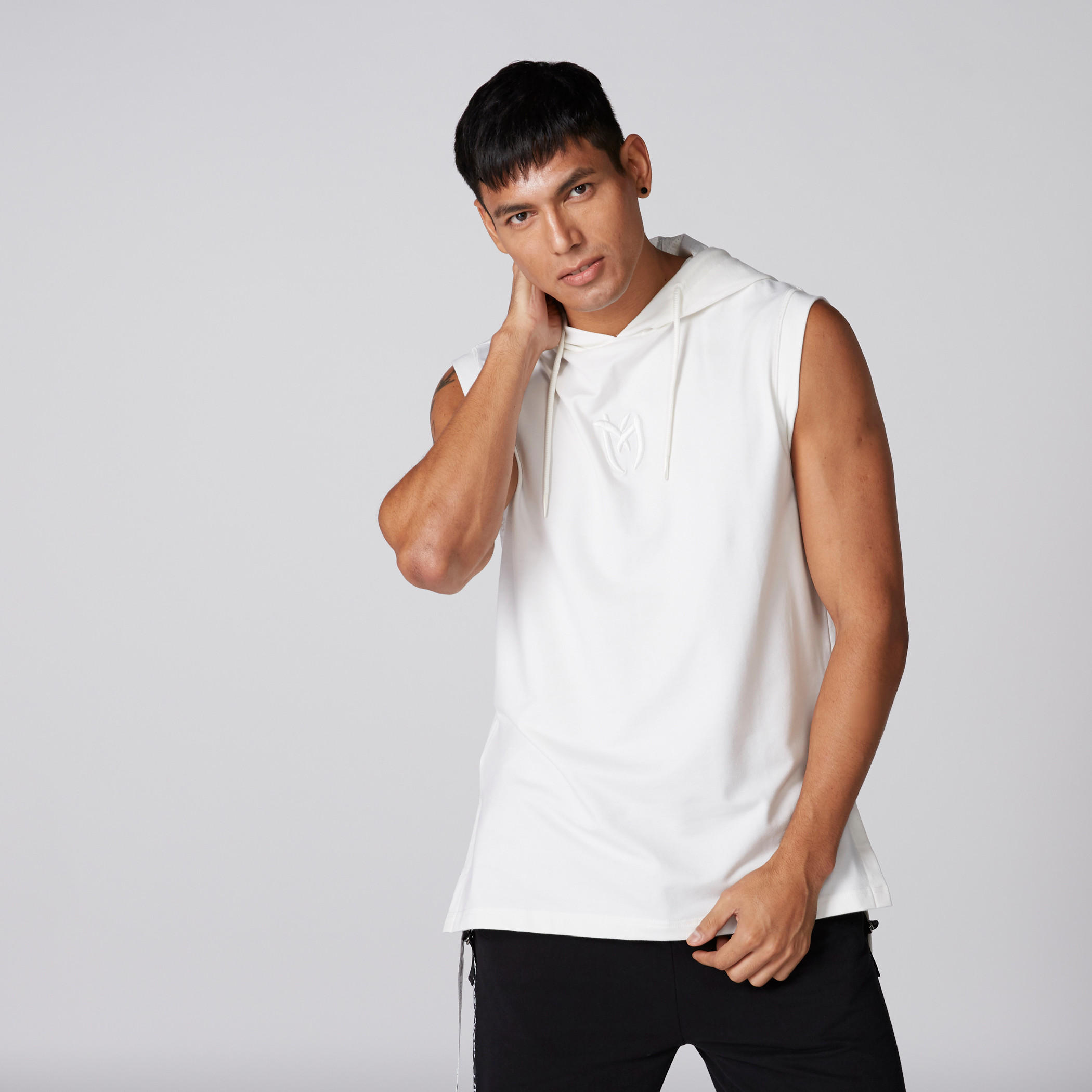 تيشيرت دون أكمام بحوّاف غير مستوية وقبعة-men-clothing-tshirtsandpolos-tshirts-image-1