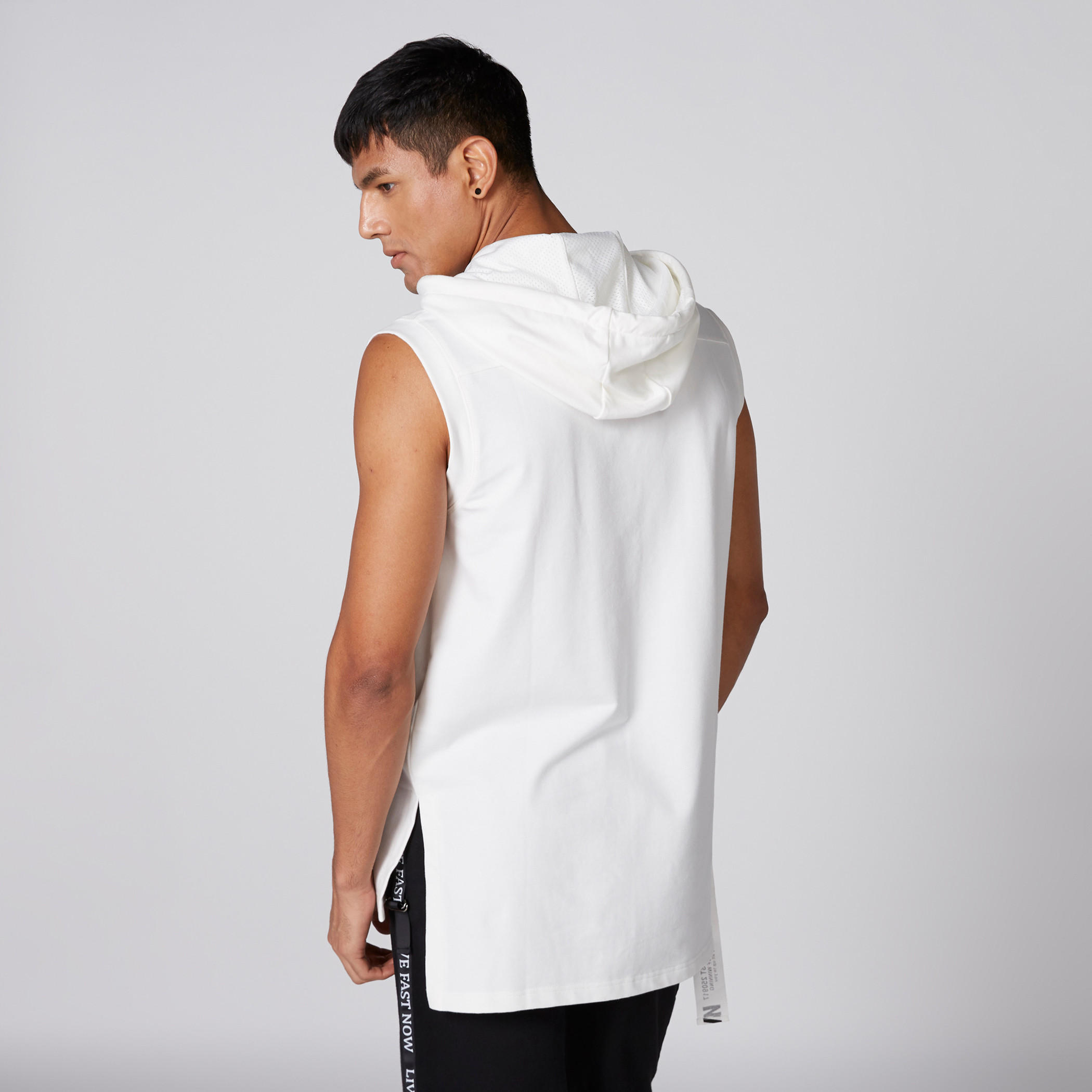 تيشيرت دون أكمام بحوّاف غير مستوية وقبعة-men-clothing-tshirtsandpolos-tshirts-image-2