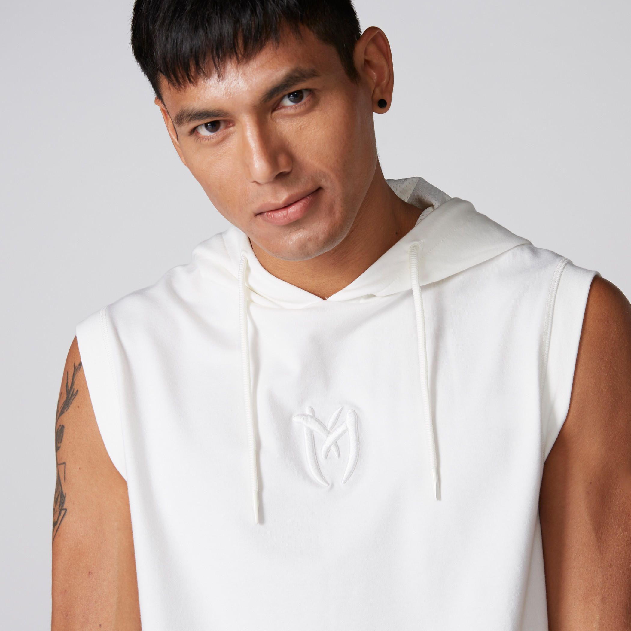 تيشيرت دون أكمام بحوّاف غير مستوية وقبعة-men-clothing-tshirtsandpolos-tshirts-image-3