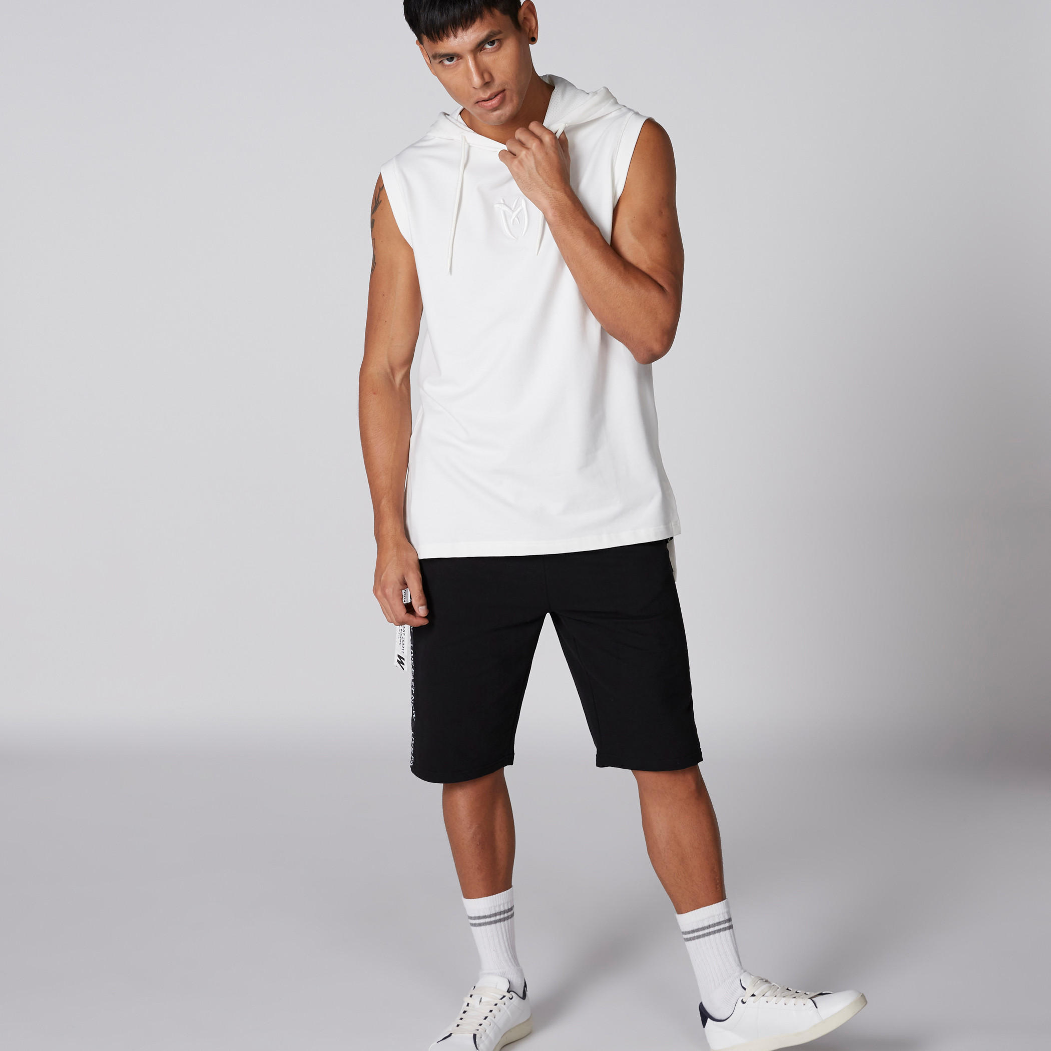 تيشيرت دون أكمام بحوّاف غير مستوية وقبعة-men-clothing-tshirtsandpolos-tshirts-image-4