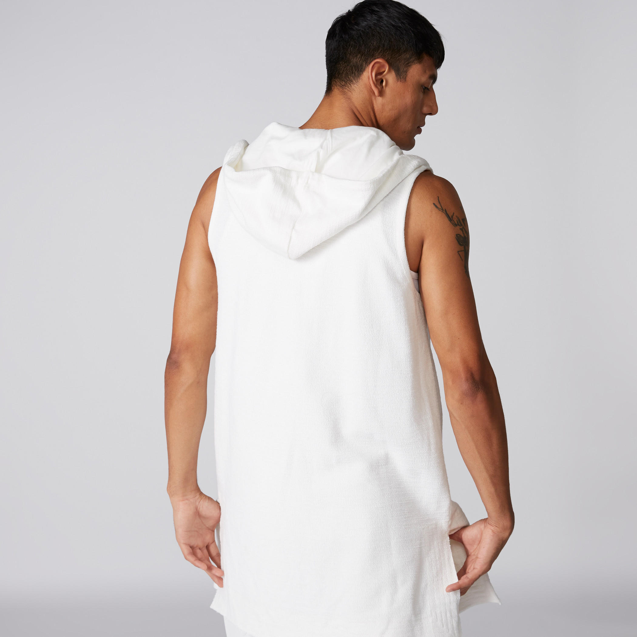 جاكيت بارز الملمس دون أكمام مفتوح من الأمام بقبعة-men-winterwear-hoodiesandsweatshirts-image-2