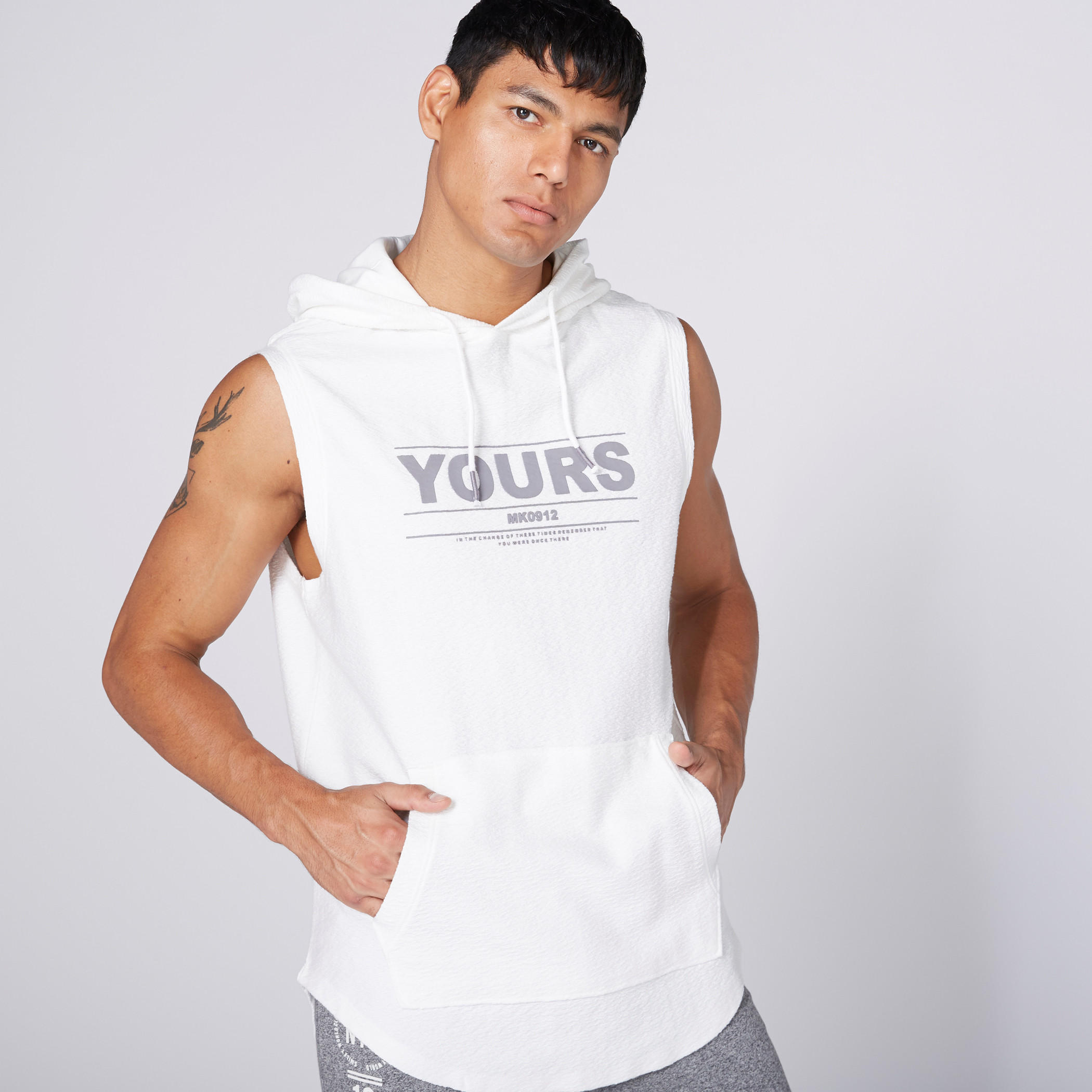 تيشيرت دون أكمام بقبعة وجيوب كانجرو-men-winterwear-hoodiesandsweatshirts-image-1