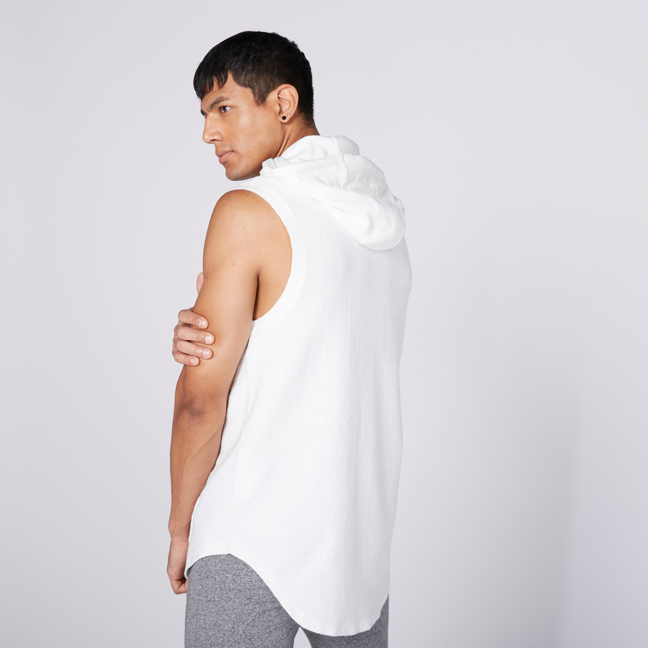 تيشيرت دون أكمام بقبعة وجيوب كانجرو-men-winterwear-hoodiesandsweatshirts-image-2
