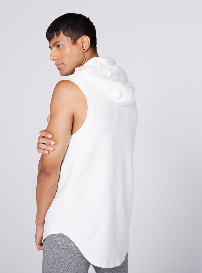 تيشيرت دون أكمام بقبعة وجيوب كانجرو-men-winterwear-hoodiesandsweatshirts-image-2