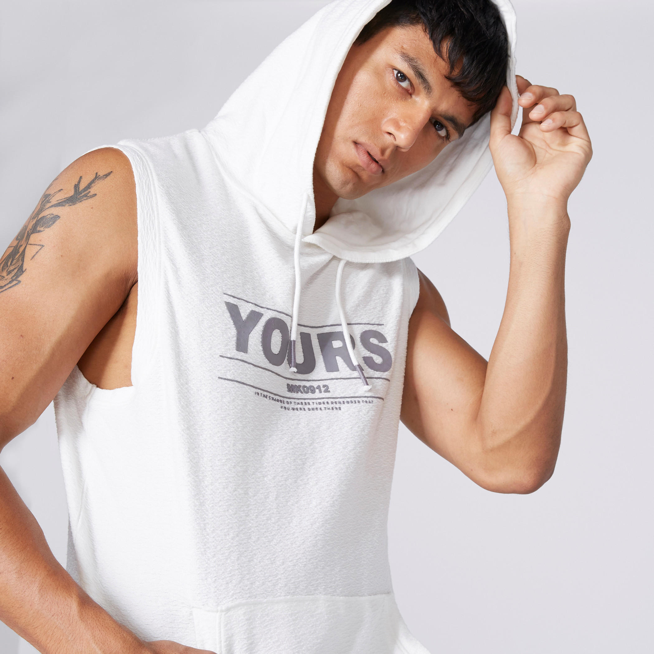 تيشيرت دون أكمام بقبعة وجيوب كانجرو-men-winterwear-hoodiesandsweatshirts-image-3