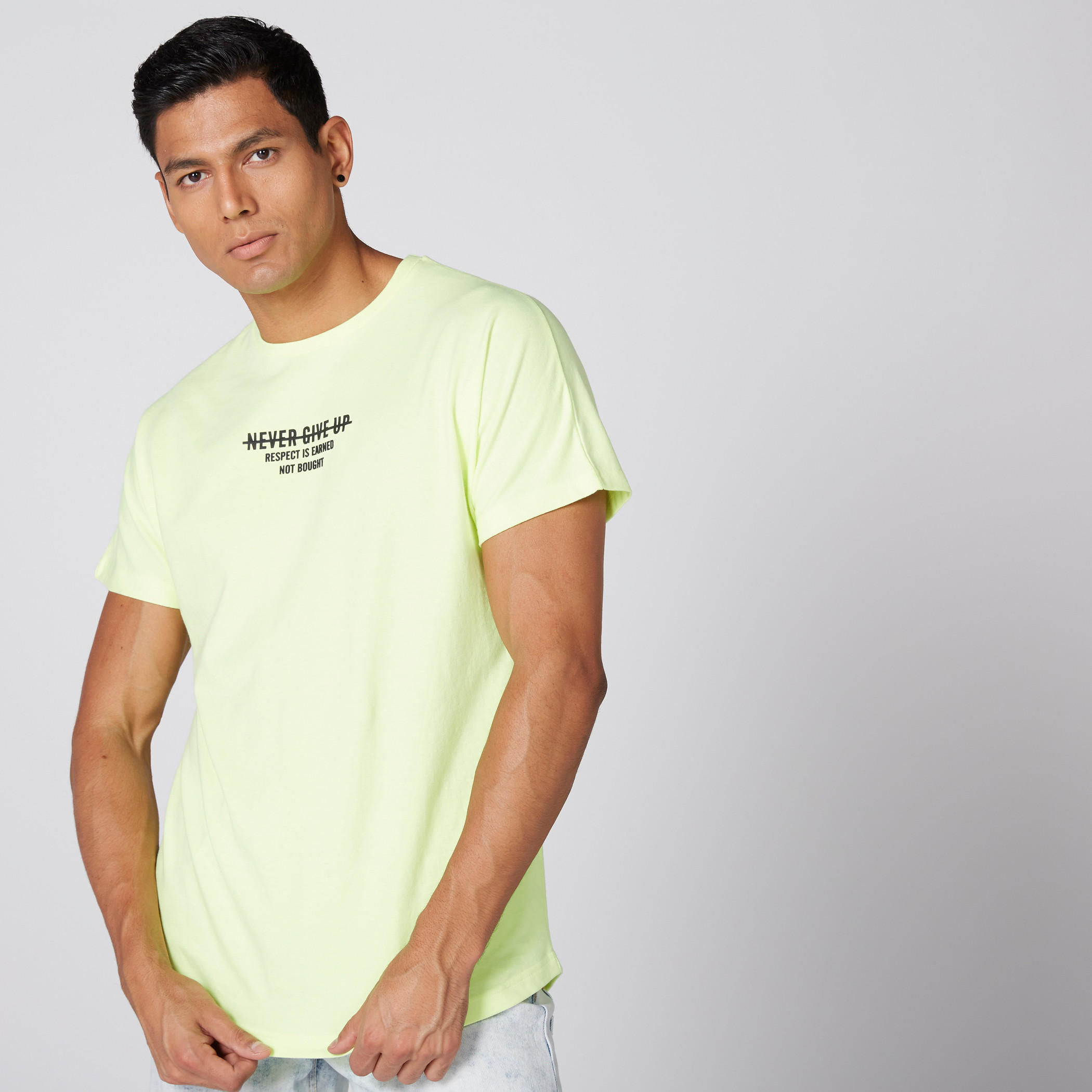 تيشيرت بياقة مستديرة وأكمام قصيرة وطبعات-men-clothing-tshirtsandpolos-tshirts-image-2