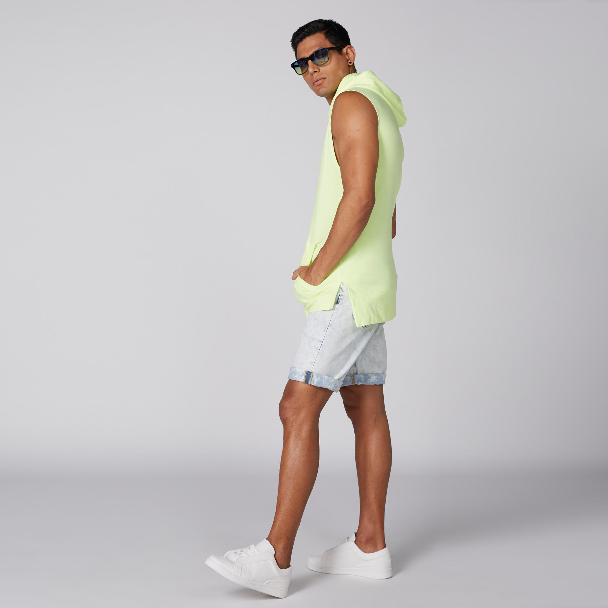 تيشيرت دون أكمام بقبّعة وتفاصيل جيوب-men-clothing-tshirtsandpolos-tshirts-image-2