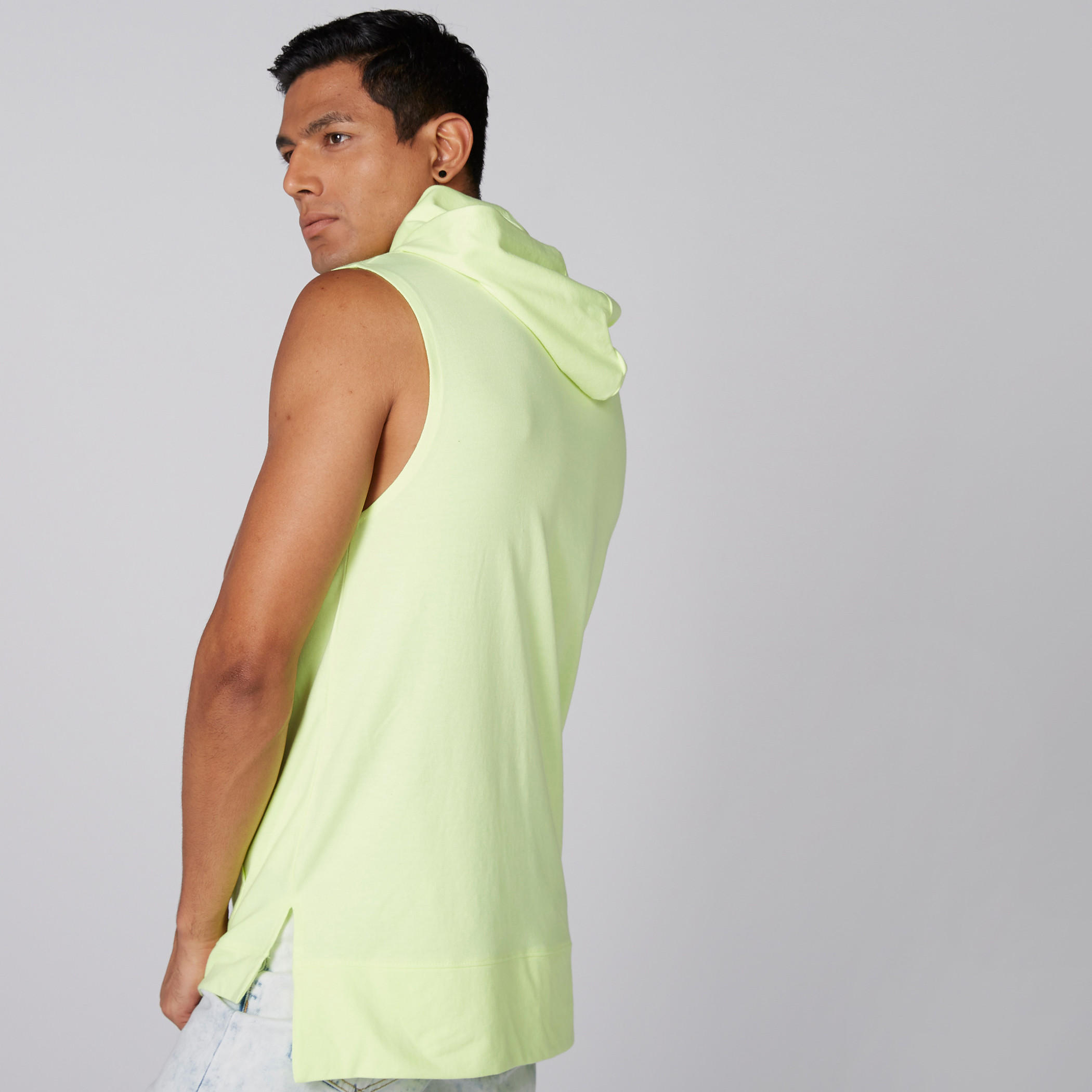 تيشيرت دون أكمام بقبّعة وتفاصيل جيوب-men-clothing-tshirtsandpolos-tshirts-image-4