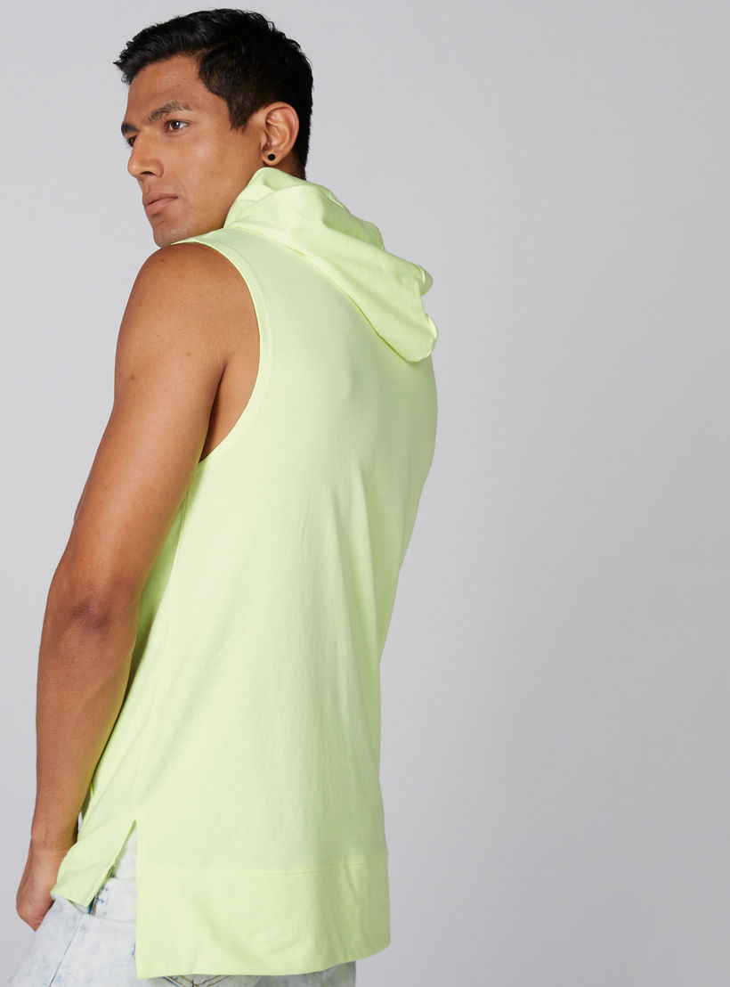 تيشيرت دون أكمام بقبّعة وتفاصيل جيوب-men-clothing-tshirtsandpolos-tshirts-image-4