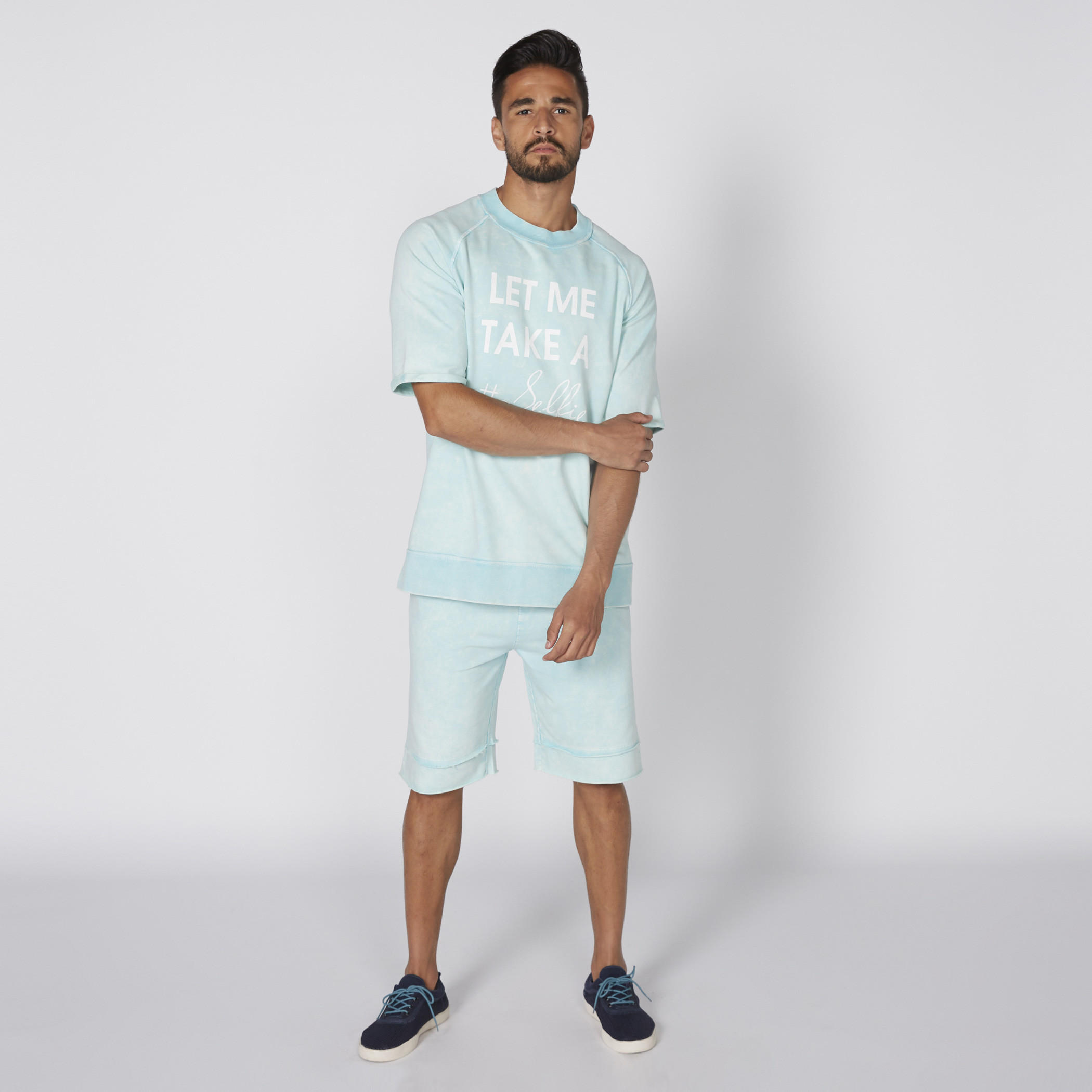 تيشيرت بياقة ضيّقة وأكمام مغايرة وطبعات-men-clothing-tshirtsandpolos-tshirts-image-2