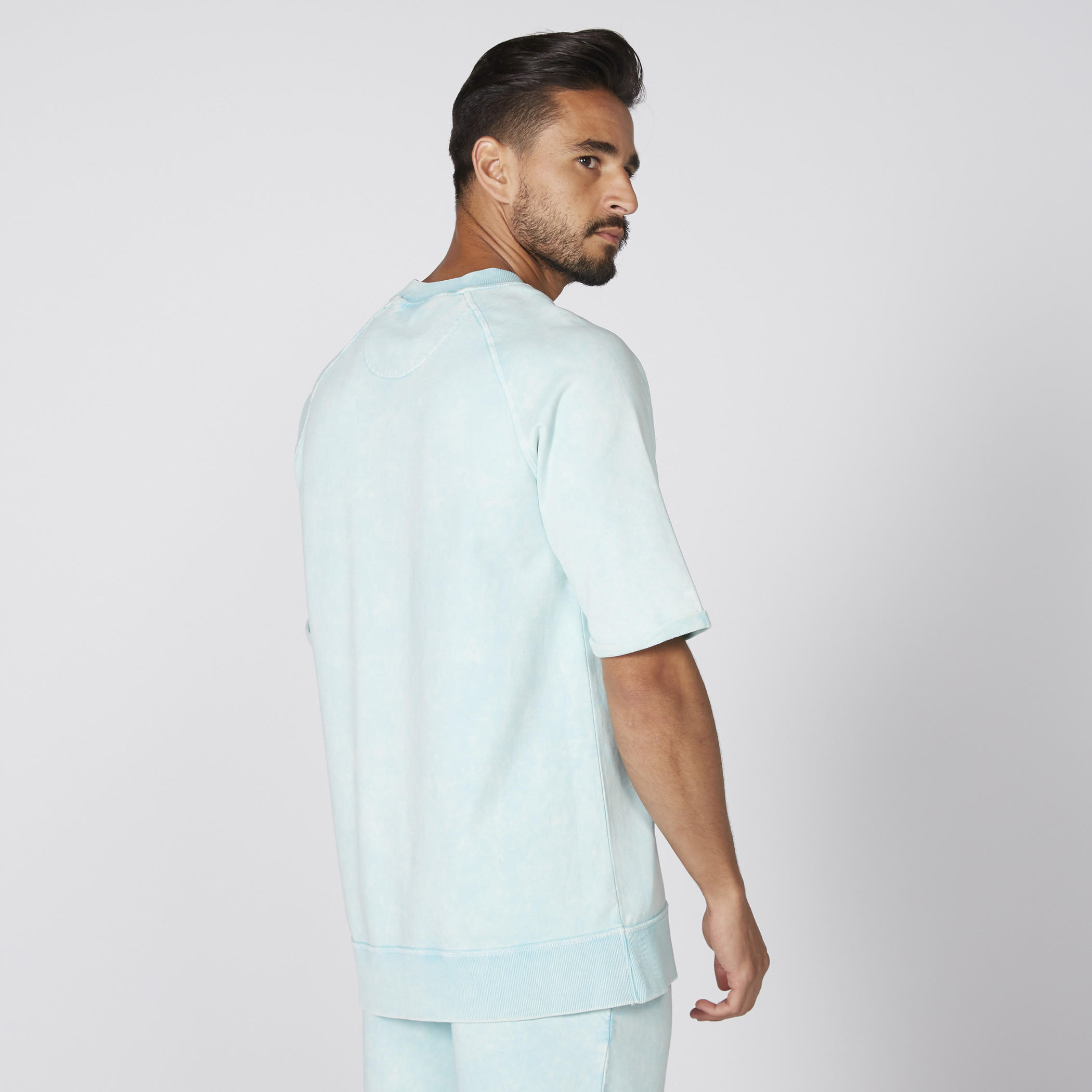 تيشيرت بياقة ضيّقة وأكمام مغايرة وطبعات-men-clothing-tshirtsandpolos-tshirts-image-4