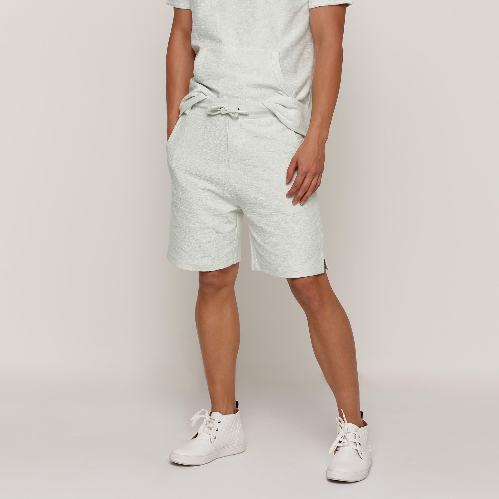 شورت بارز الملمس بخصر مطّاطي ورباط-men-clothing-bottoms-shorts-image-1