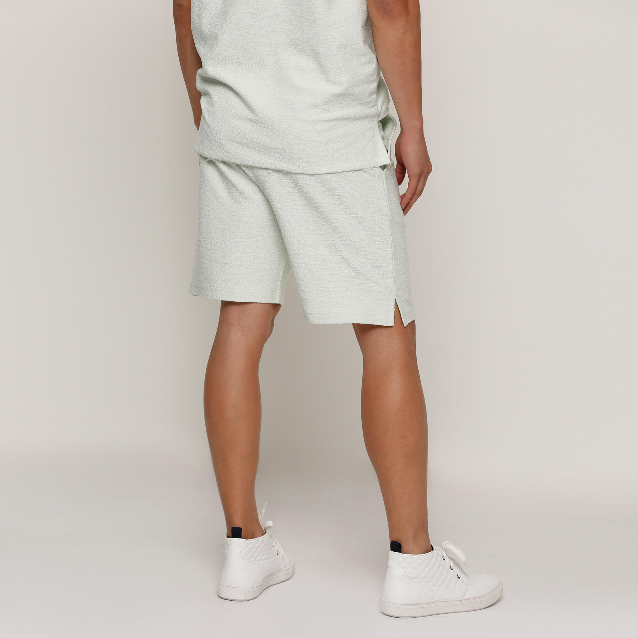 شورت بارز الملمس بخصر مطّاطي ورباط-men-clothing-bottoms-shorts-image-2