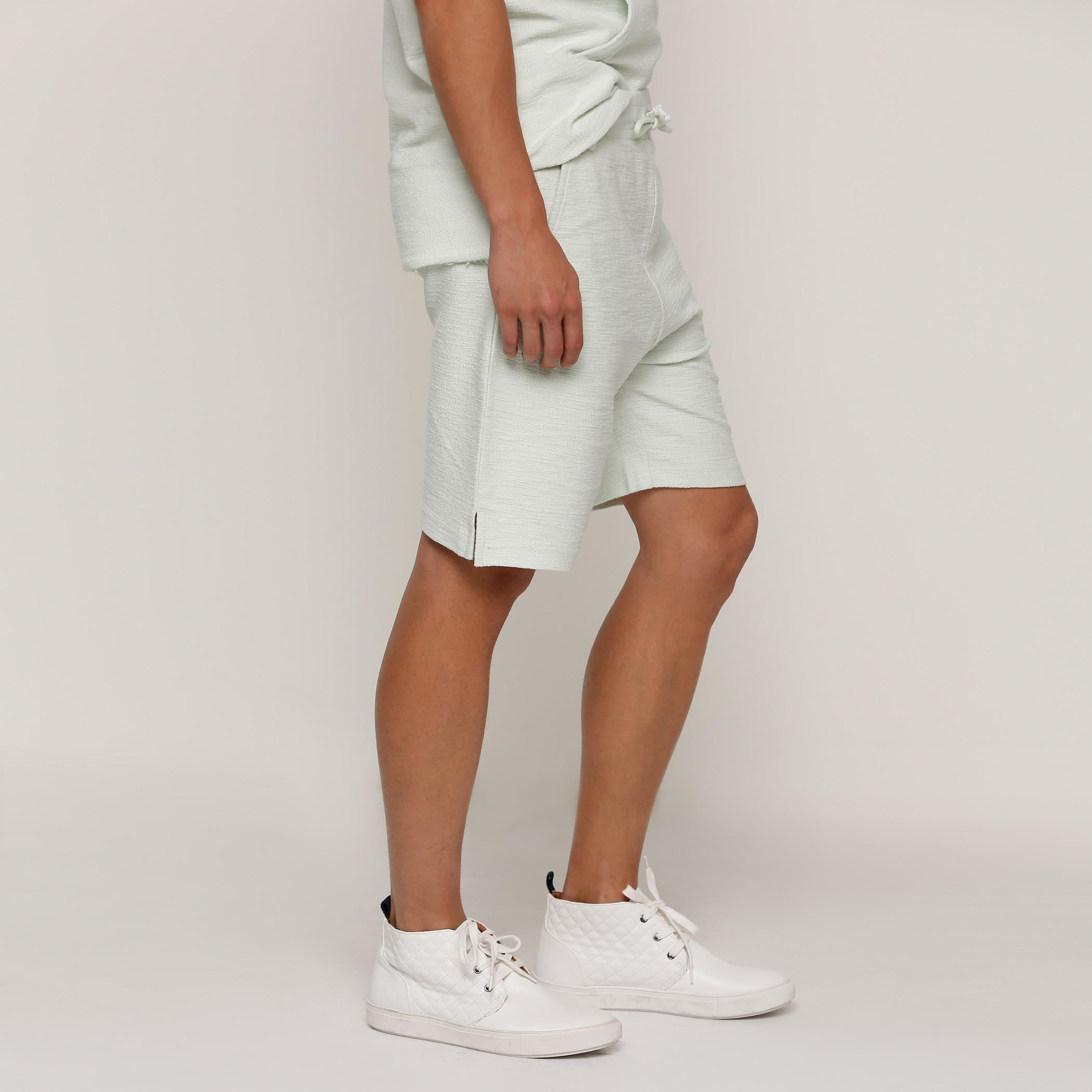 شورت بارز الملمس بخصر مطّاطي ورباط-men-clothing-bottoms-shorts-image-3