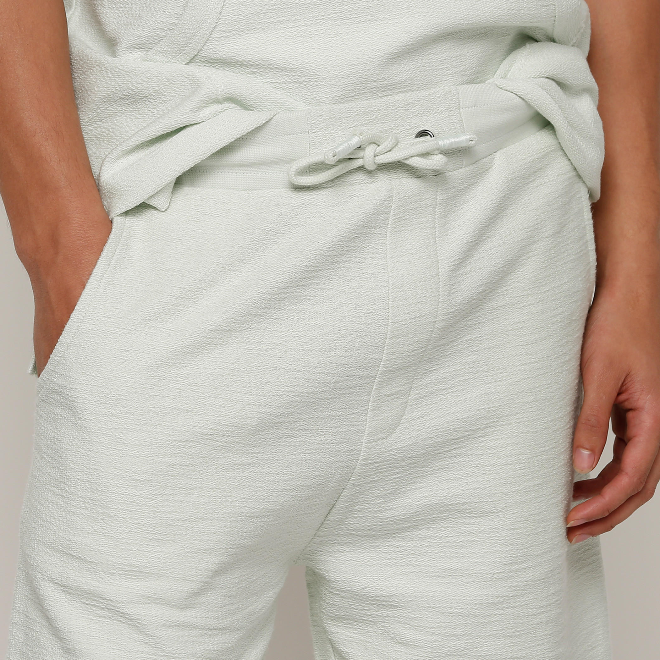 شورت بارز الملمس بخصر مطّاطي ورباط-men-clothing-bottoms-shorts-image-4