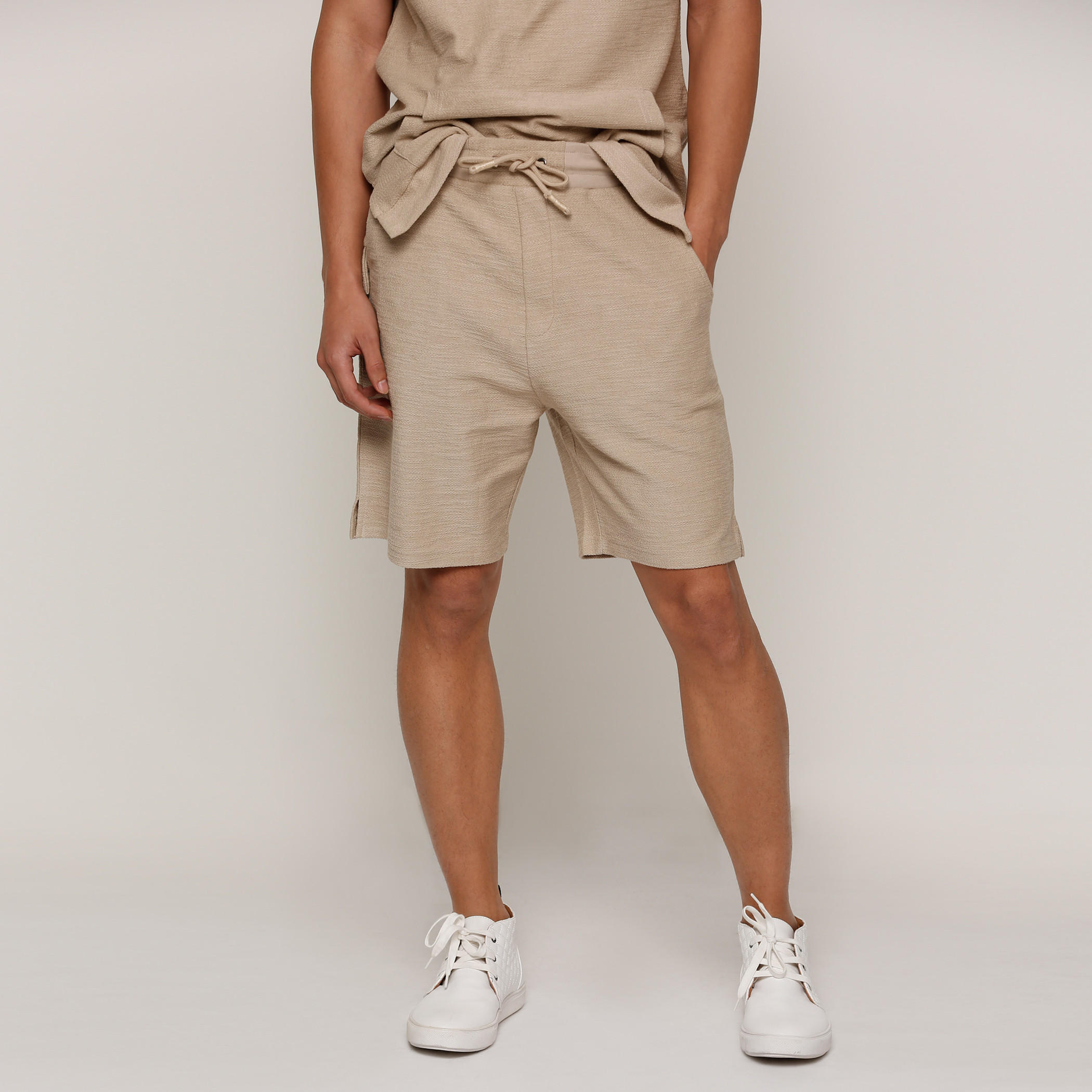 شورت بارز الملمس بخصر مطّاطي ورباط-men-clothing-bottoms-shorts-image-1