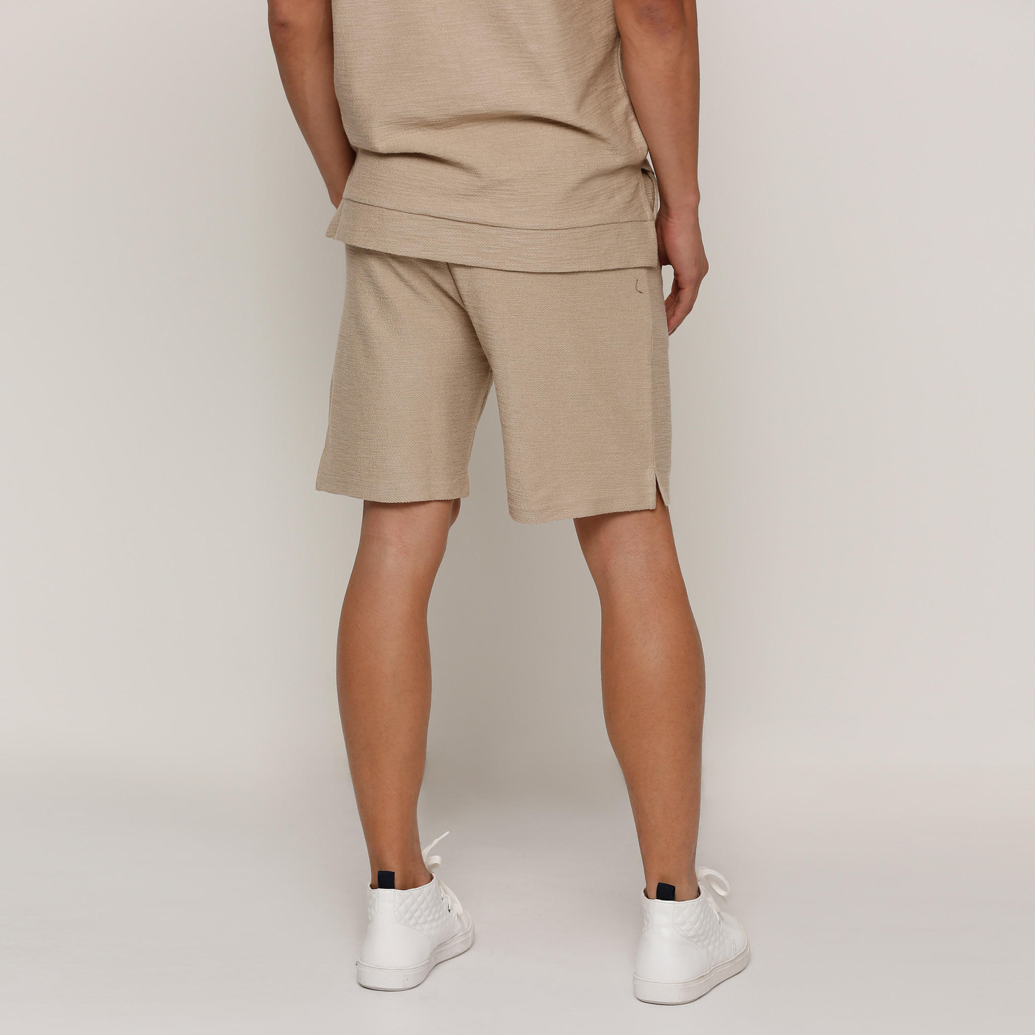 شورت بارز الملمس بخصر مطّاطي ورباط-men-clothing-bottoms-shorts-image-2