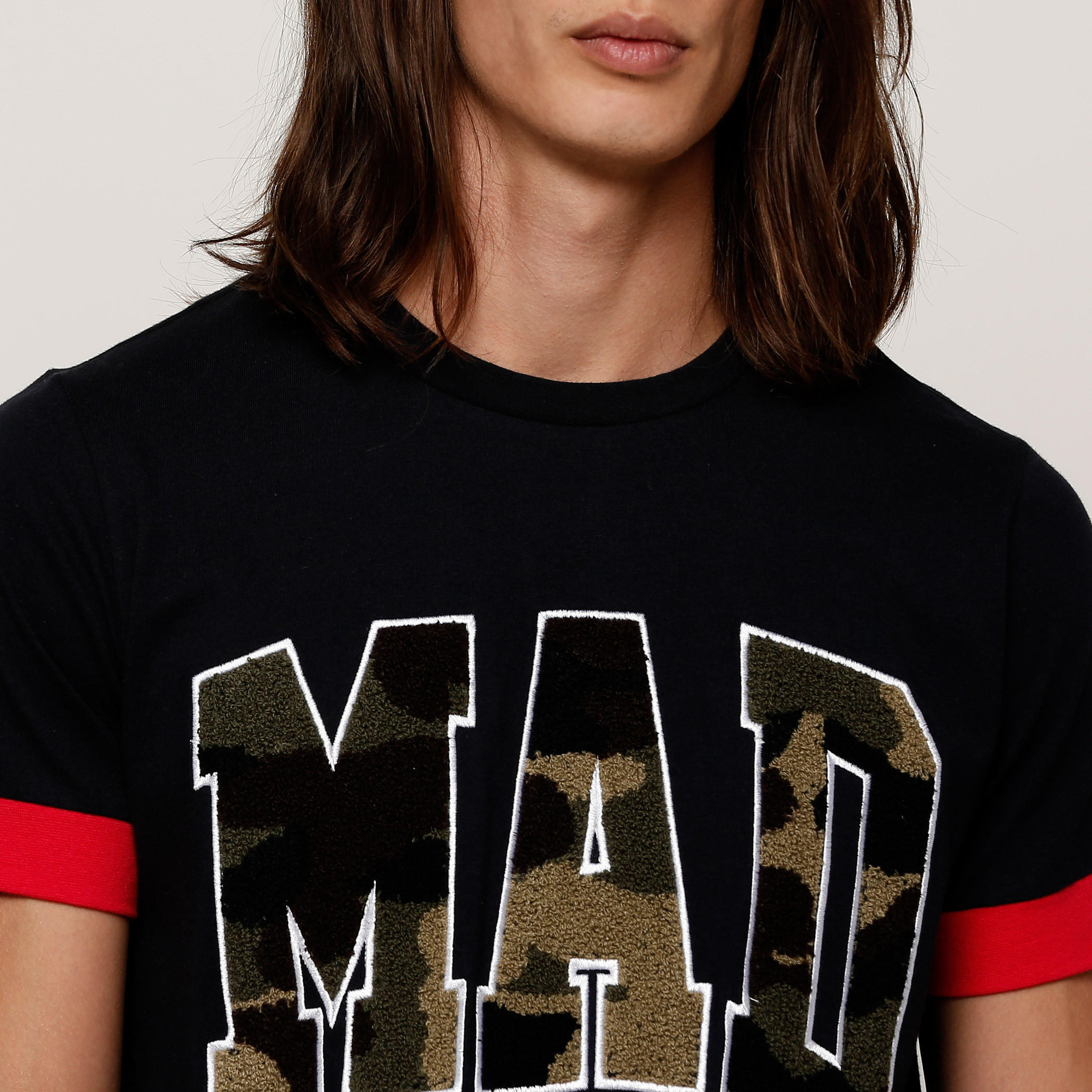 تيشيرت مطرّز بأكمام قصيرة وياقة ضيقة-men-clothing-tshirtsandpolos-tshirts-image-4