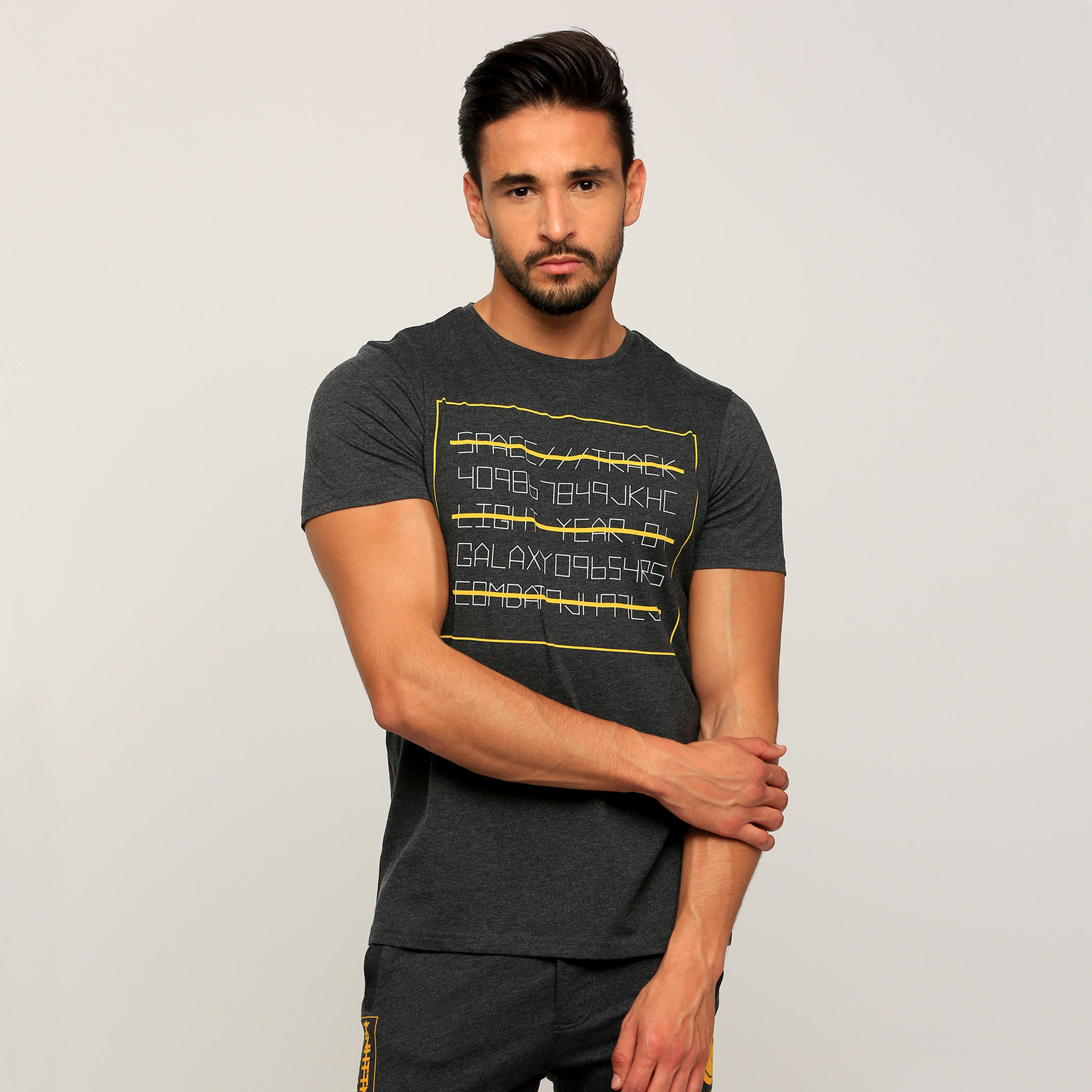 تيشيرت بياقة مستديرة وأكمام قصيرة مع طبعات-men-clothing-tshirtsandpolos-tshirts-image-1