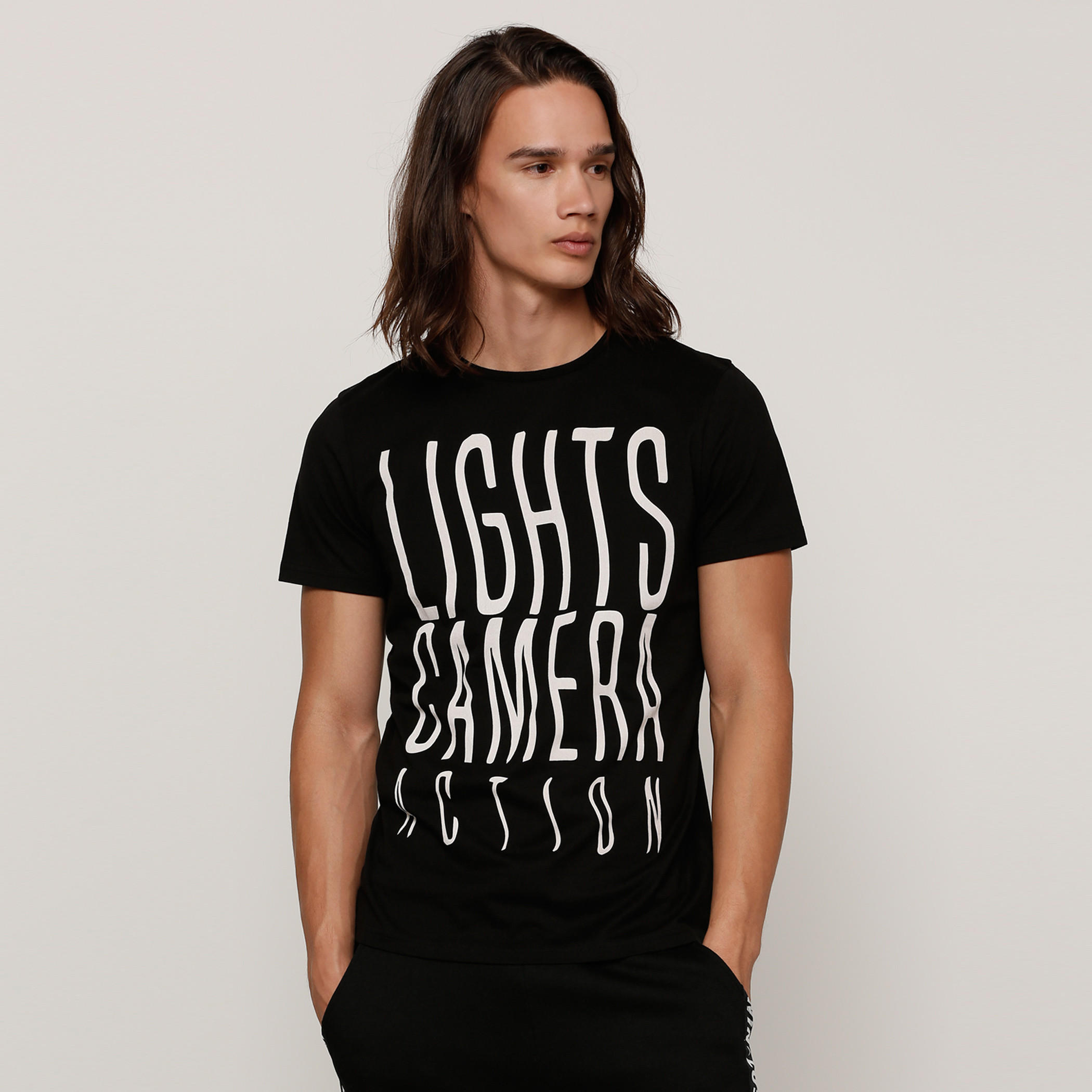 تيشيرت بأكمام قصيرة وياقة ضيقة وطبعات-men-clothing-tshirtsandpolos-tshirts-image-1