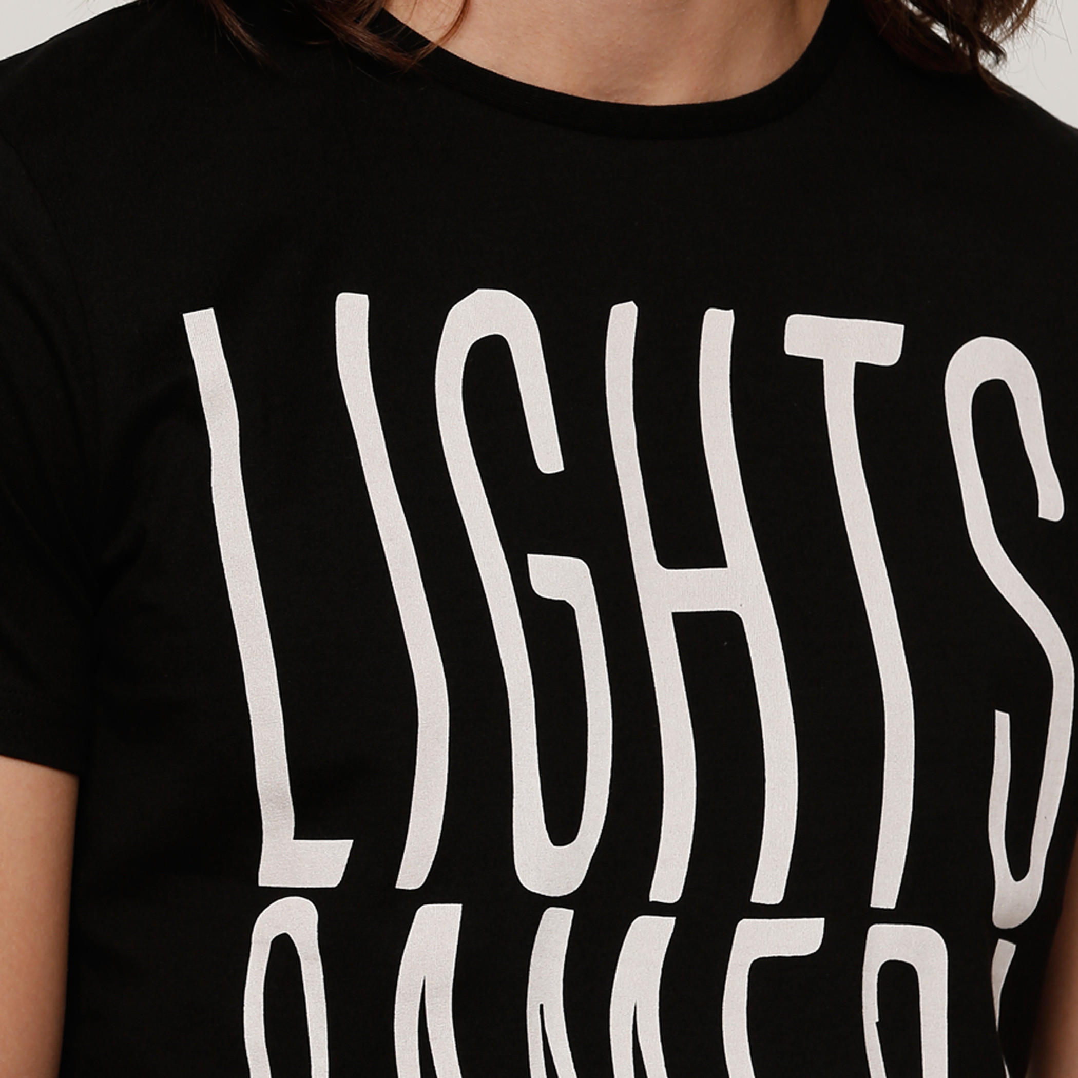 تيشيرت بأكمام قصيرة وياقة ضيقة وطبعات-men-clothing-tshirtsandpolos-tshirts-image-4