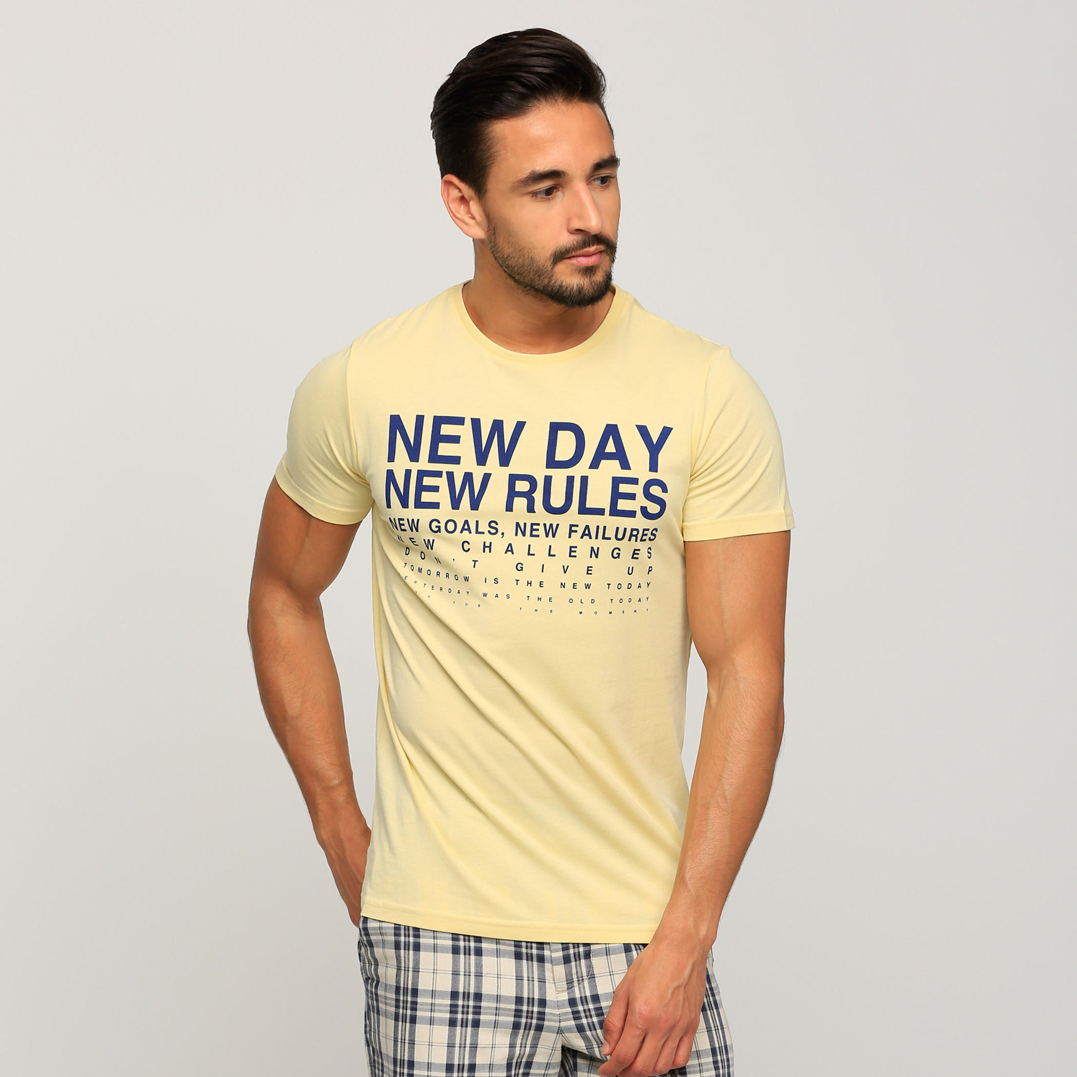تيشيرت بياقة مستديرة وأكمام قصيرة وطبعات-men-clothing-tshirtsandpolos-tshirts-image-1